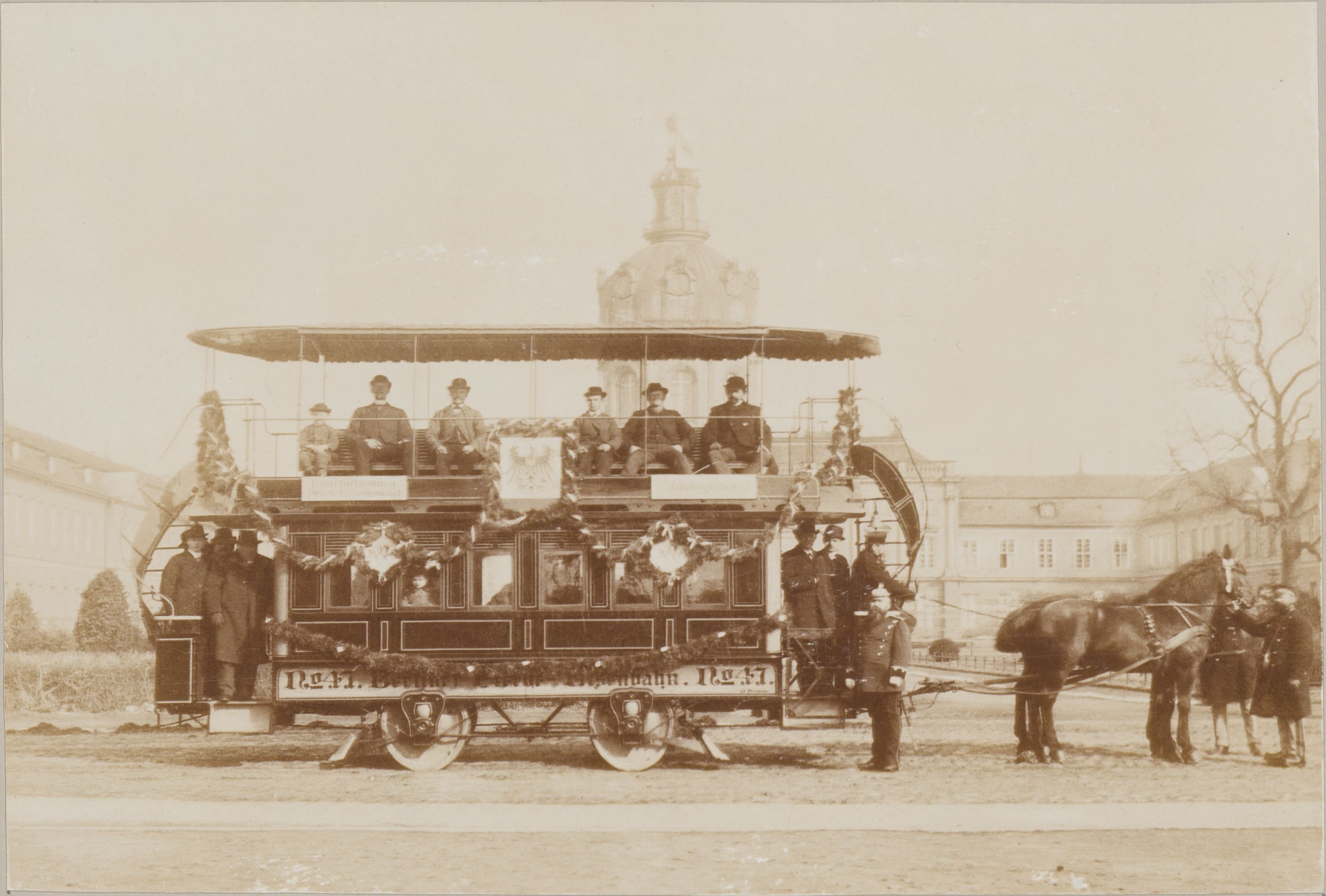 Geschmückter Straßenbahnwagen zur Centenar-Feier am 22. März 1897 (Museum Charlottenburg-Wilmersdorf in der Villa Oppenheim Public Domain Mark)