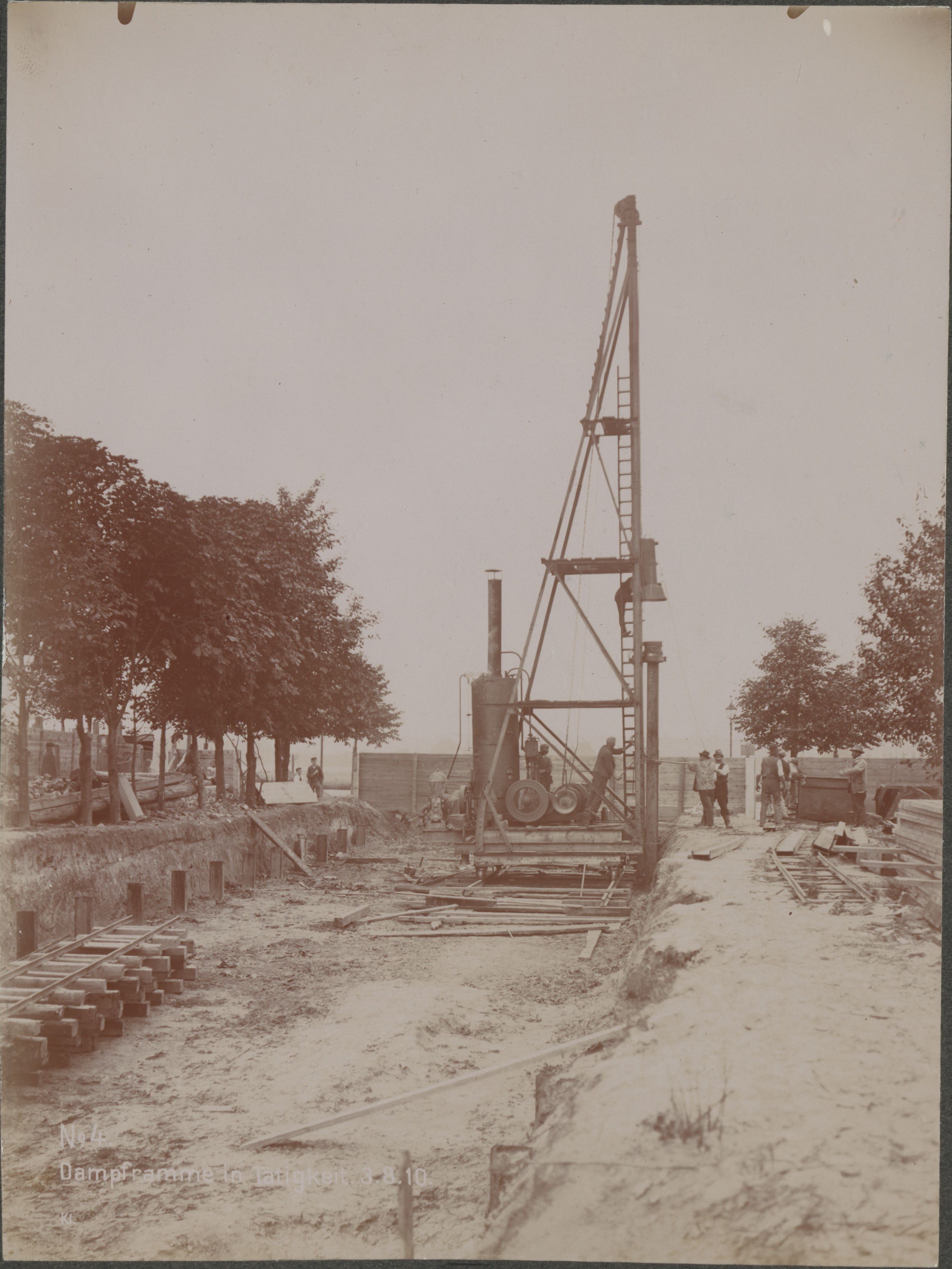 Bau der Wilmersdorf-Dahlemer U-Bahnstrecke, Dampframme in Tätigkeit (Museum Charlottenburg-Wilmersdorf in der Villa Oppenheim Public Domain Mark)