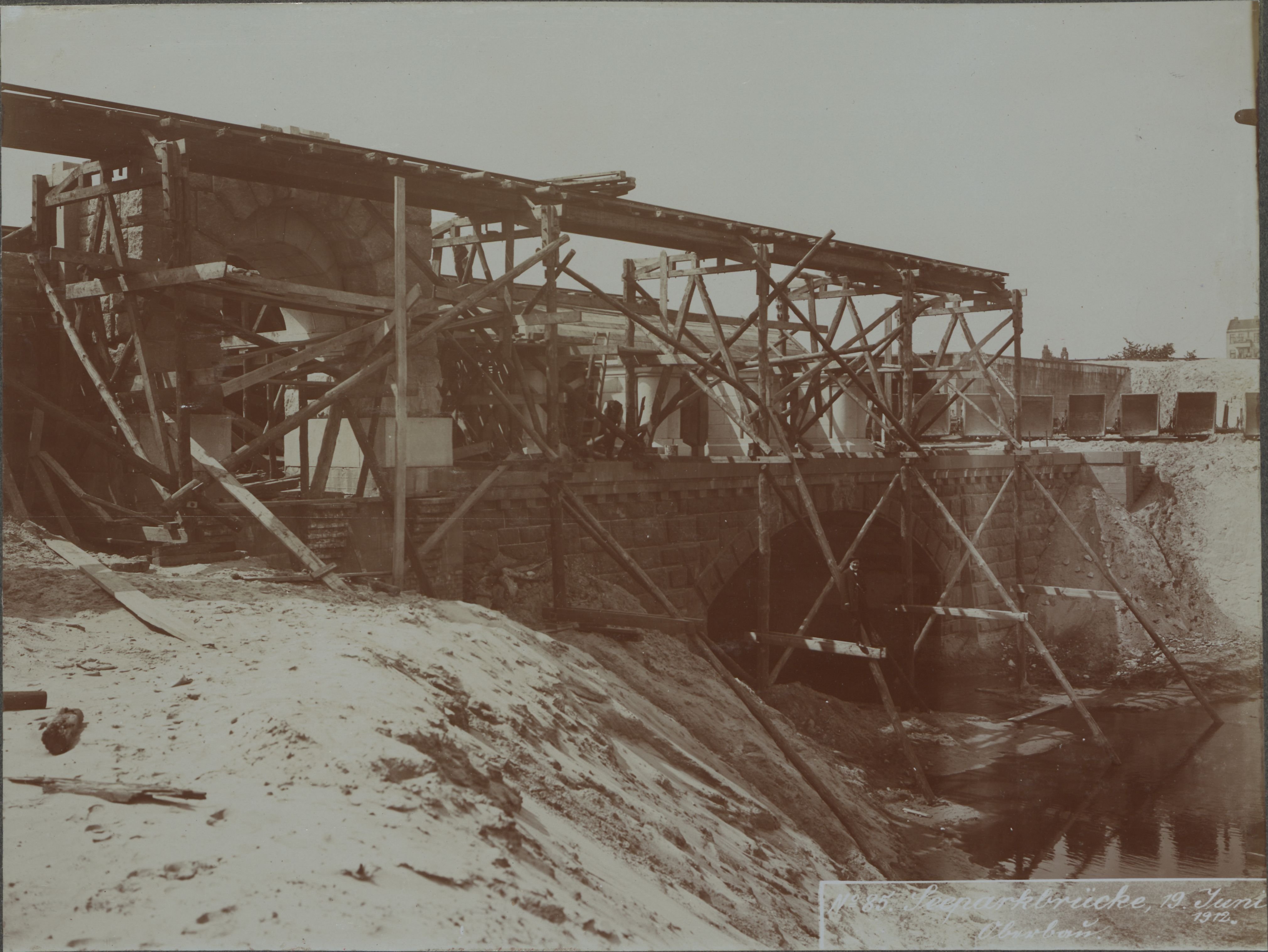 Bau der Wilmersdorf-Dahlemer U-Bahnstrecke, Oberbau der Seeparkbrücke (Museum Charlottenburg-Wilmersdorf in der Villa Oppenheim Public Domain Mark)