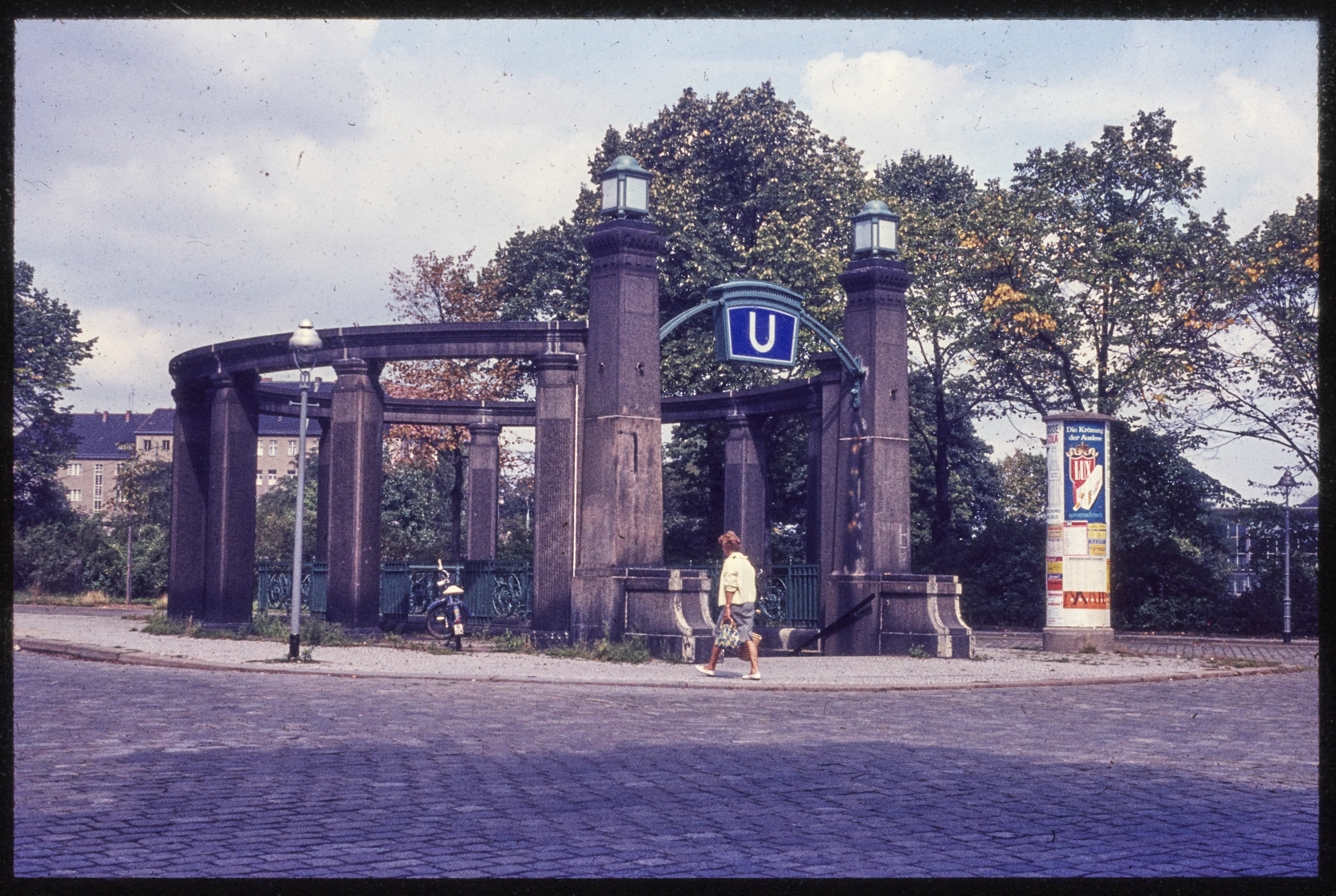 Eingang U-Bahnhof Heidelberger Platz (Museum Charlottenburg-Wilmersdorf in der Villa Oppenheim CC BY)