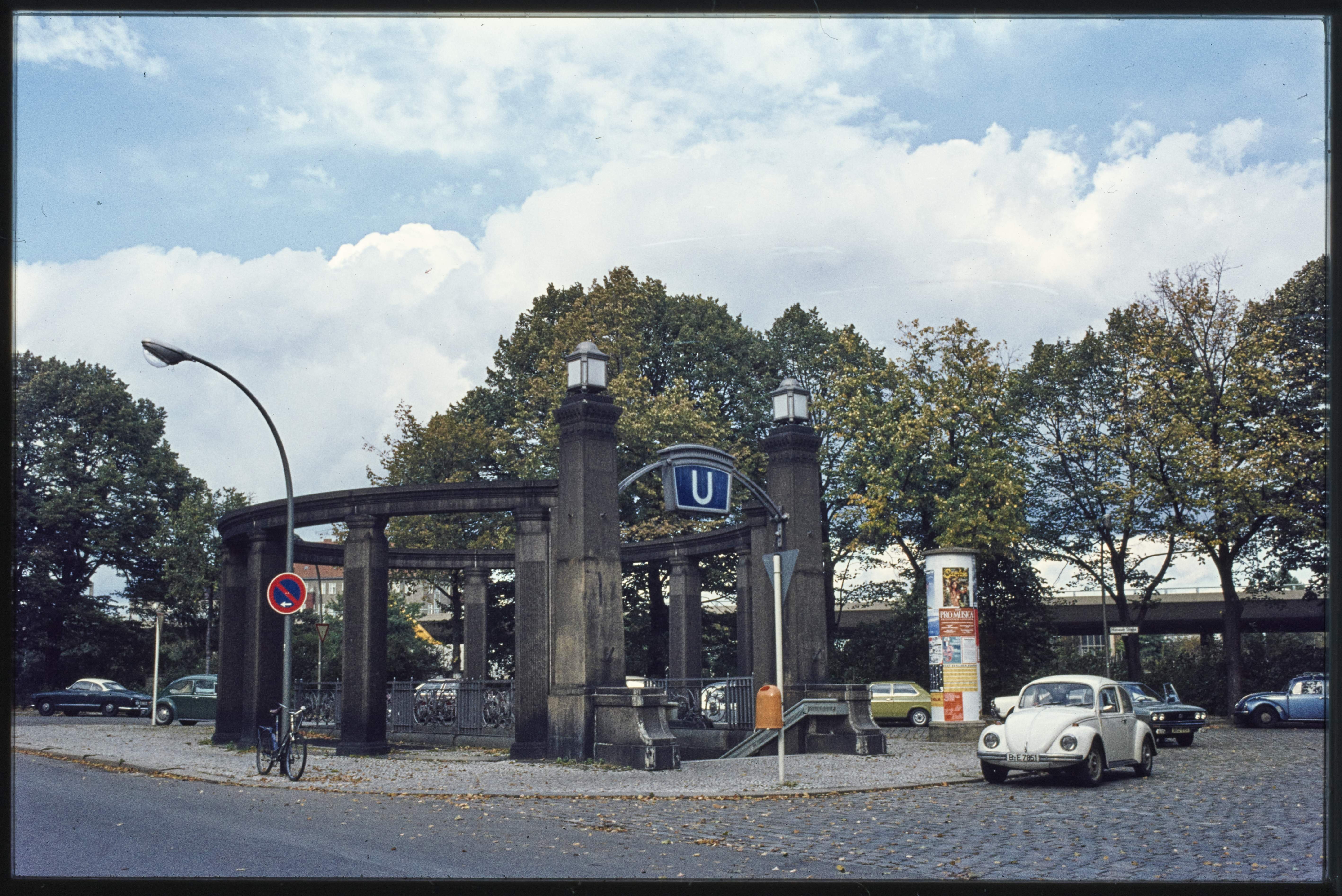 Eingang U-Bahnhof Heidelberger Platz (Museum Charlottenburg-Wilmersdorf in der Villa Oppenheim CC BY)