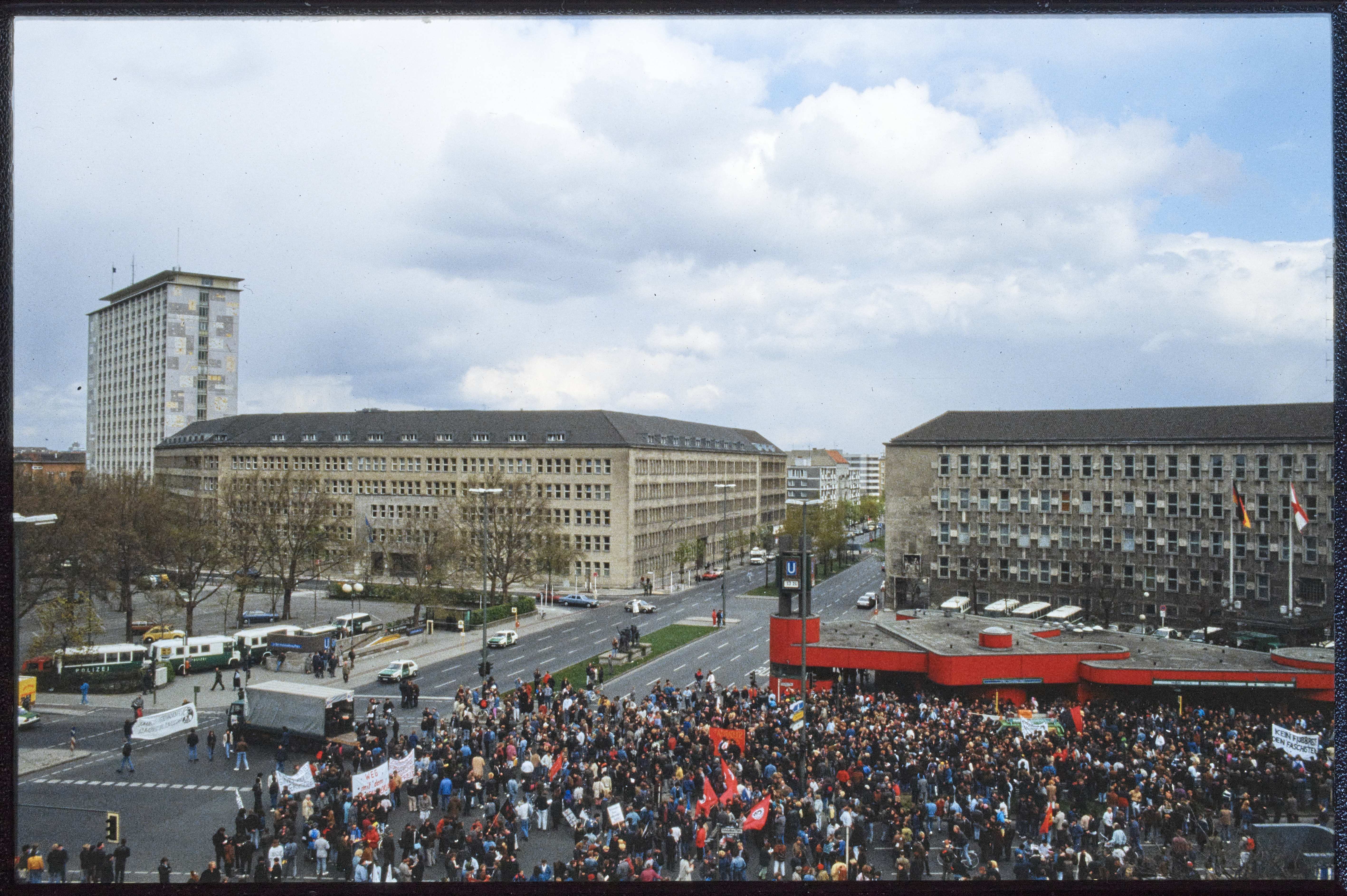 Proteste auf dem Fehrbelliner Platz (Museum Charlottenburg-Wilmersdorf in der Villa Oppenheim CC BY)