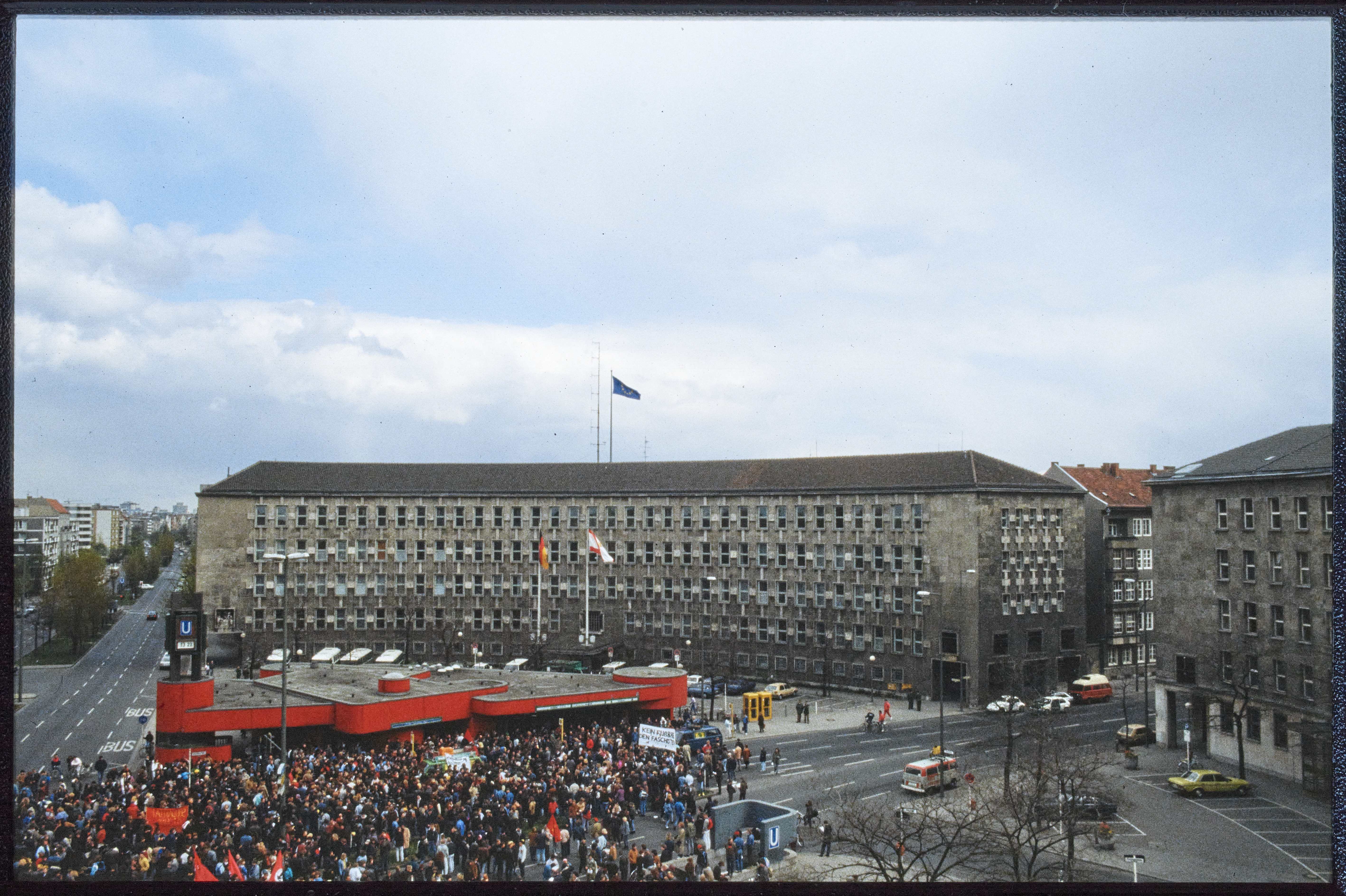 Proteste auf dem Fehrbelliner Platz (Museum Charlottenburg-Wilmersdorf in der Villa Oppenheim CC BY)