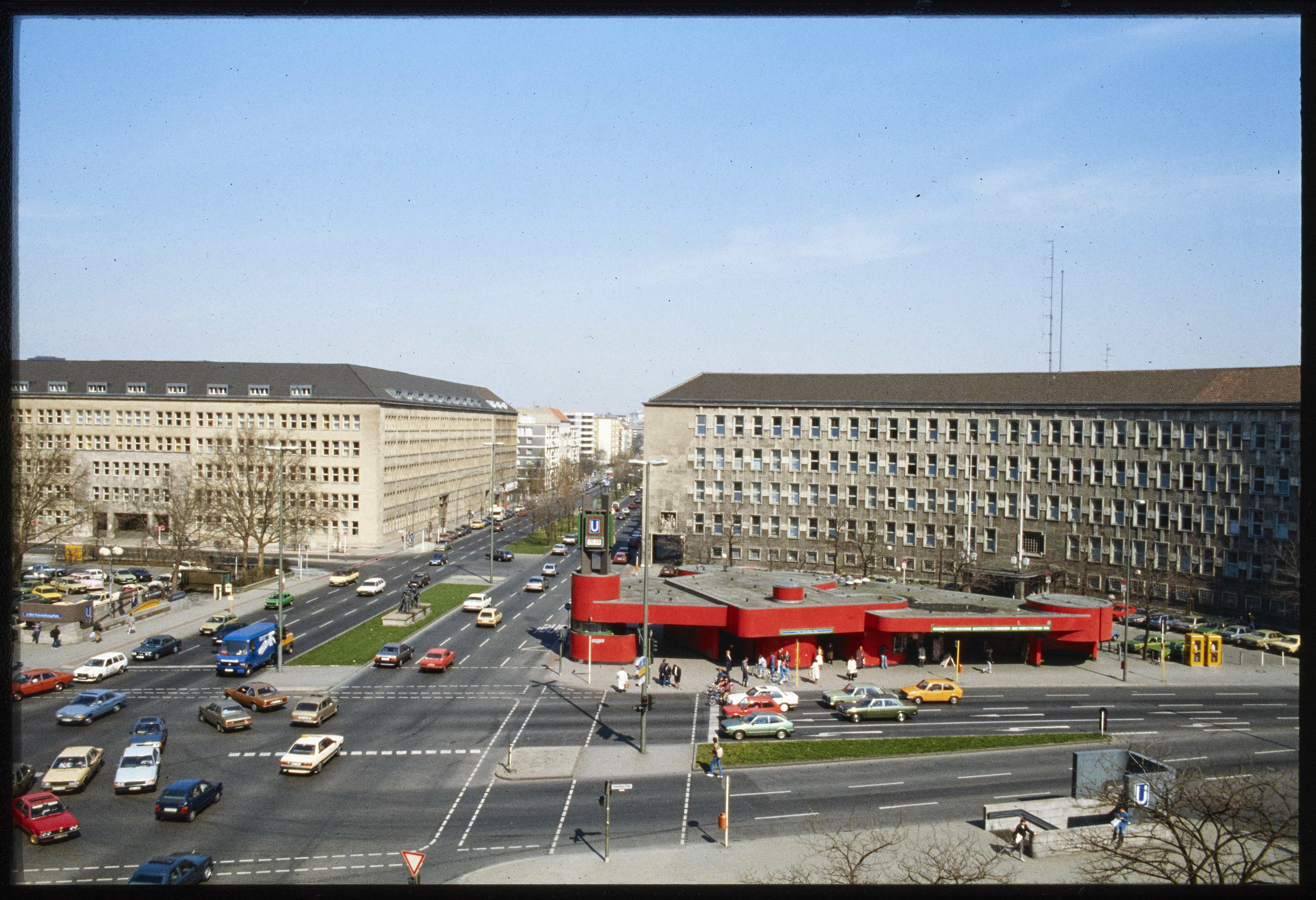 Verkehr am Fehrbelliner Platz (Museum Charlottenburg-Wilmersdorf in der Villa Oppenheim CC BY)