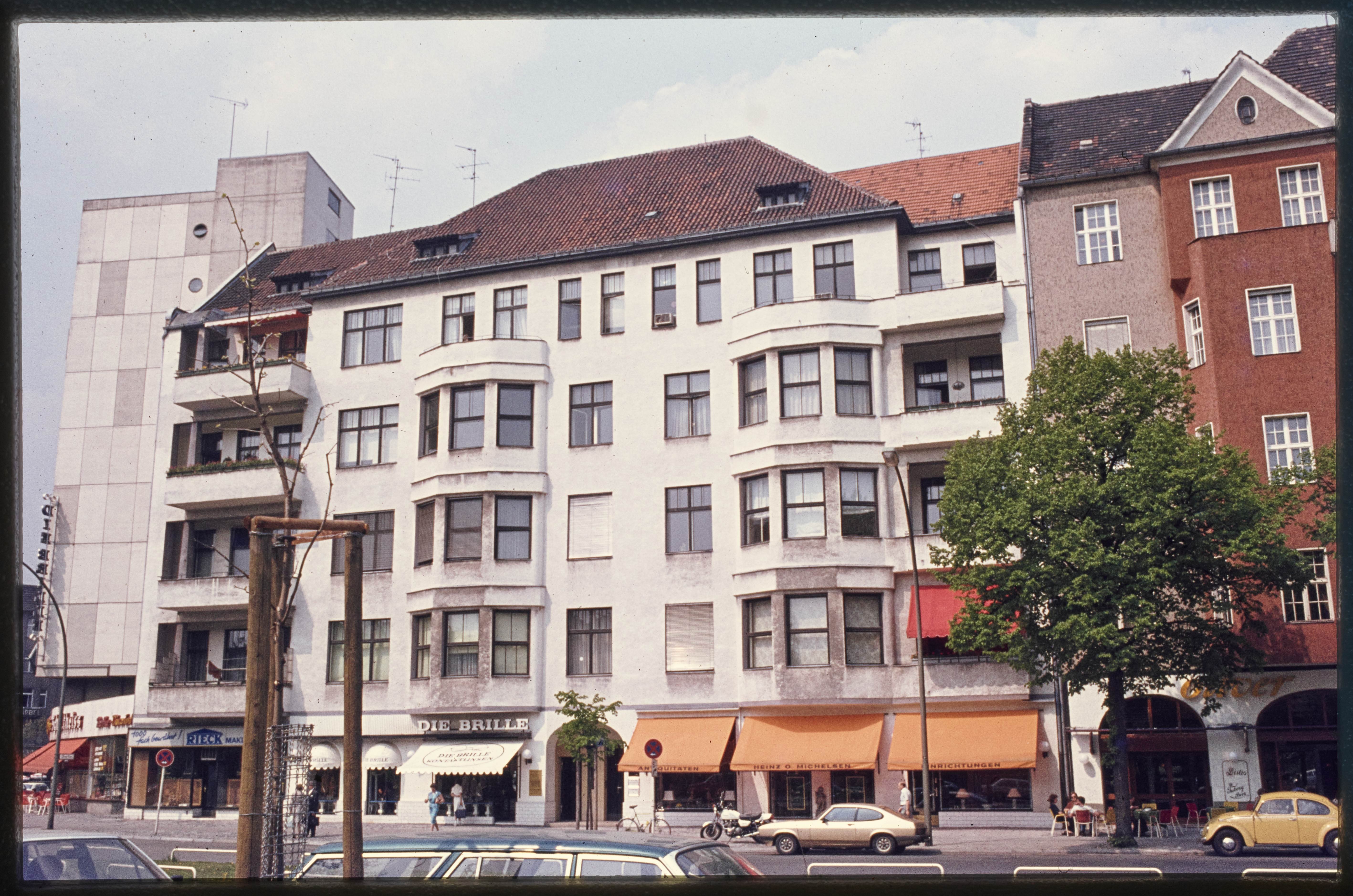 Häuserfassaden am Olivaer Platz (Museum Charlottenburg-Wilmersdorf in der Villa Oppenheim CC BY)