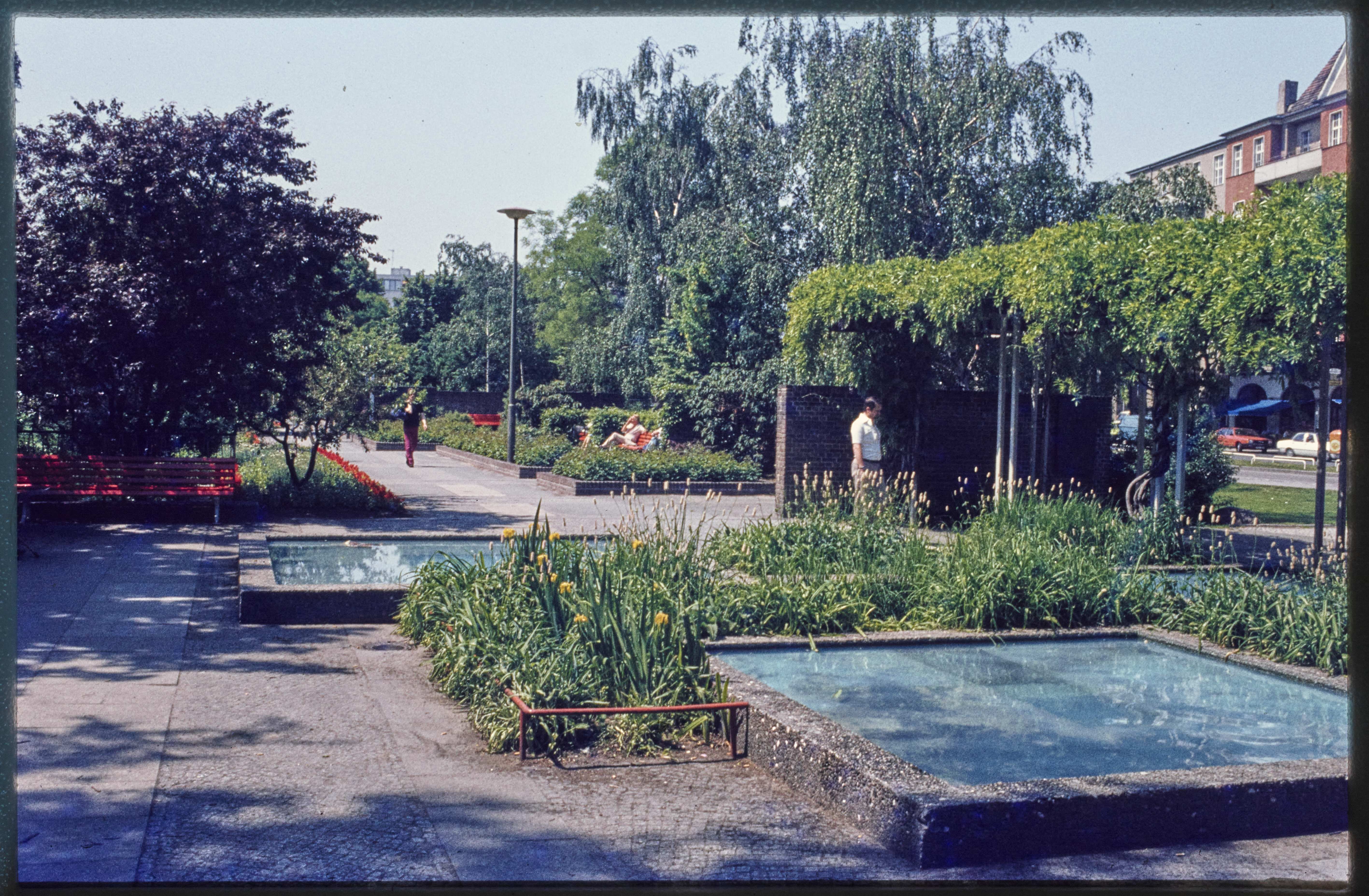 Blumenbeete und Brunnen des Olivaer Platzes (Museum Charlottenburg-Wilmersdorf in der Villa Oppenheim CC BY)