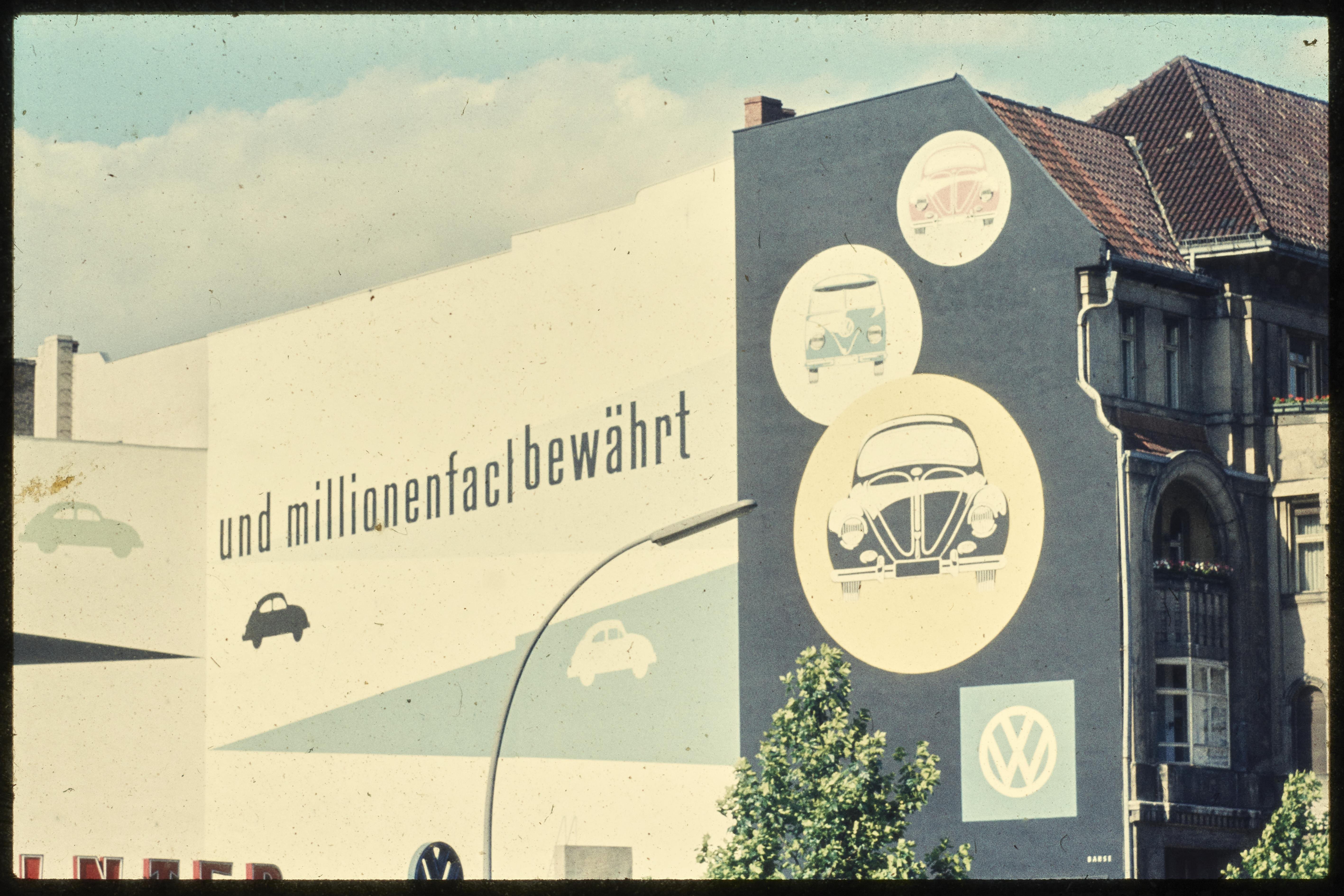 Werbung für Volkswagen auf einer Hausfassade (Museum Charlottenburg-Wilmersdorf in der Villa Oppenheim CC BY)