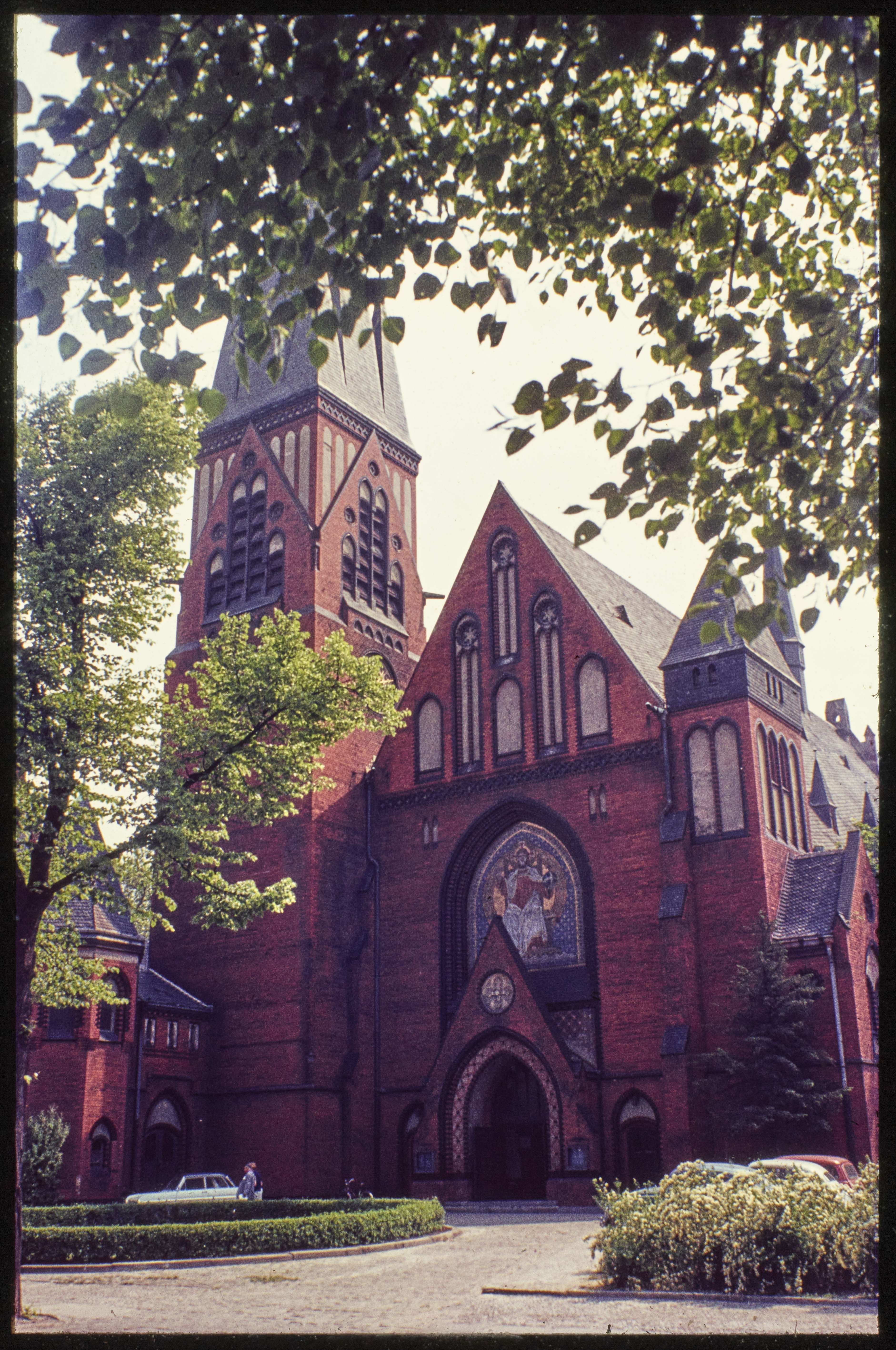 Vorderansicht der Auenkirche mit Pfarrhaus (Museum Charlottenburg-Wilmersdorf in der Villa Oppenheim CC BY)