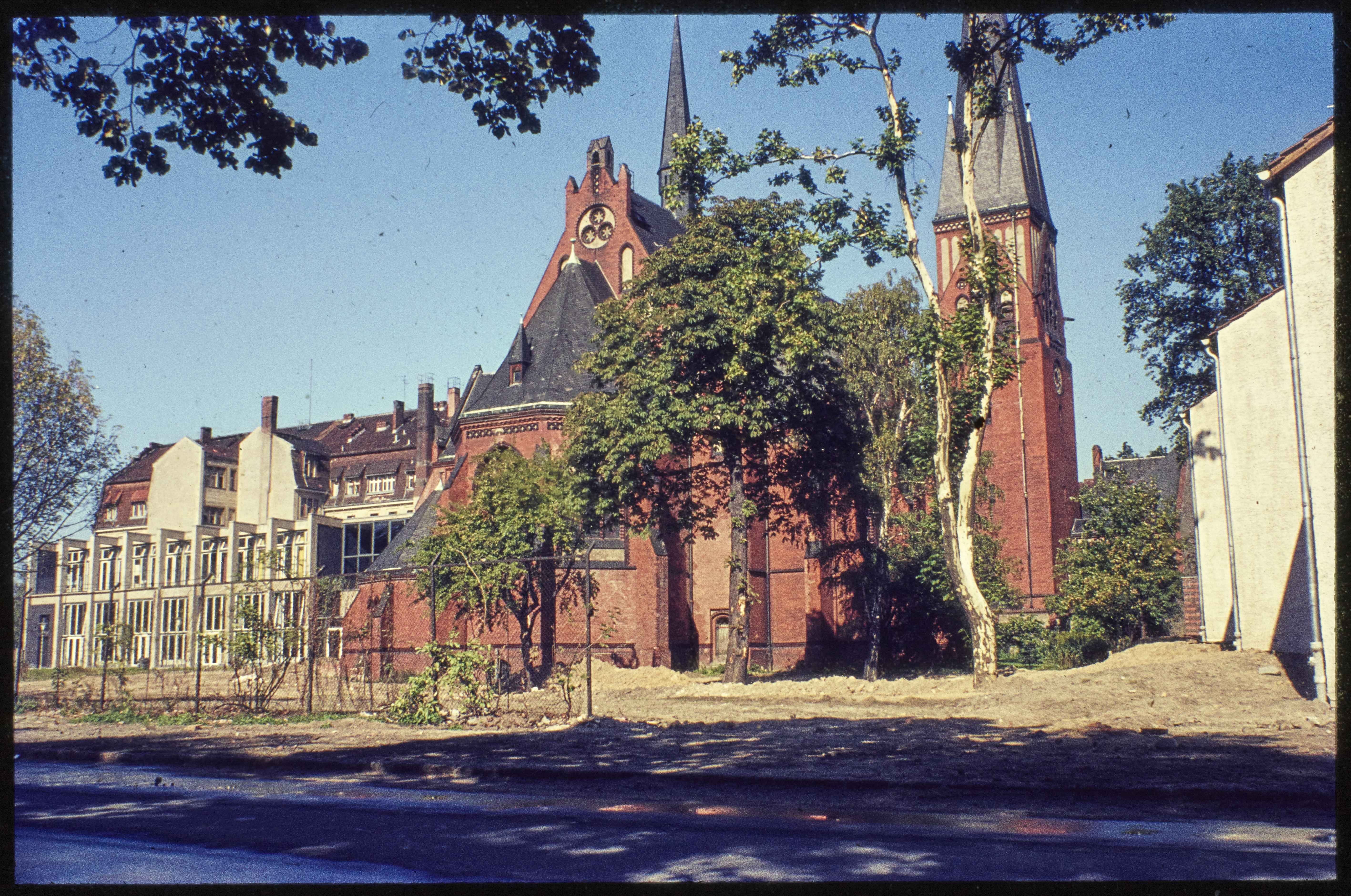 Seitenansicht der Auenkirche mit Pfarrhaus (Museum Charlottenburg-Wilmersdorf in der Villa Oppenheim CC BY)