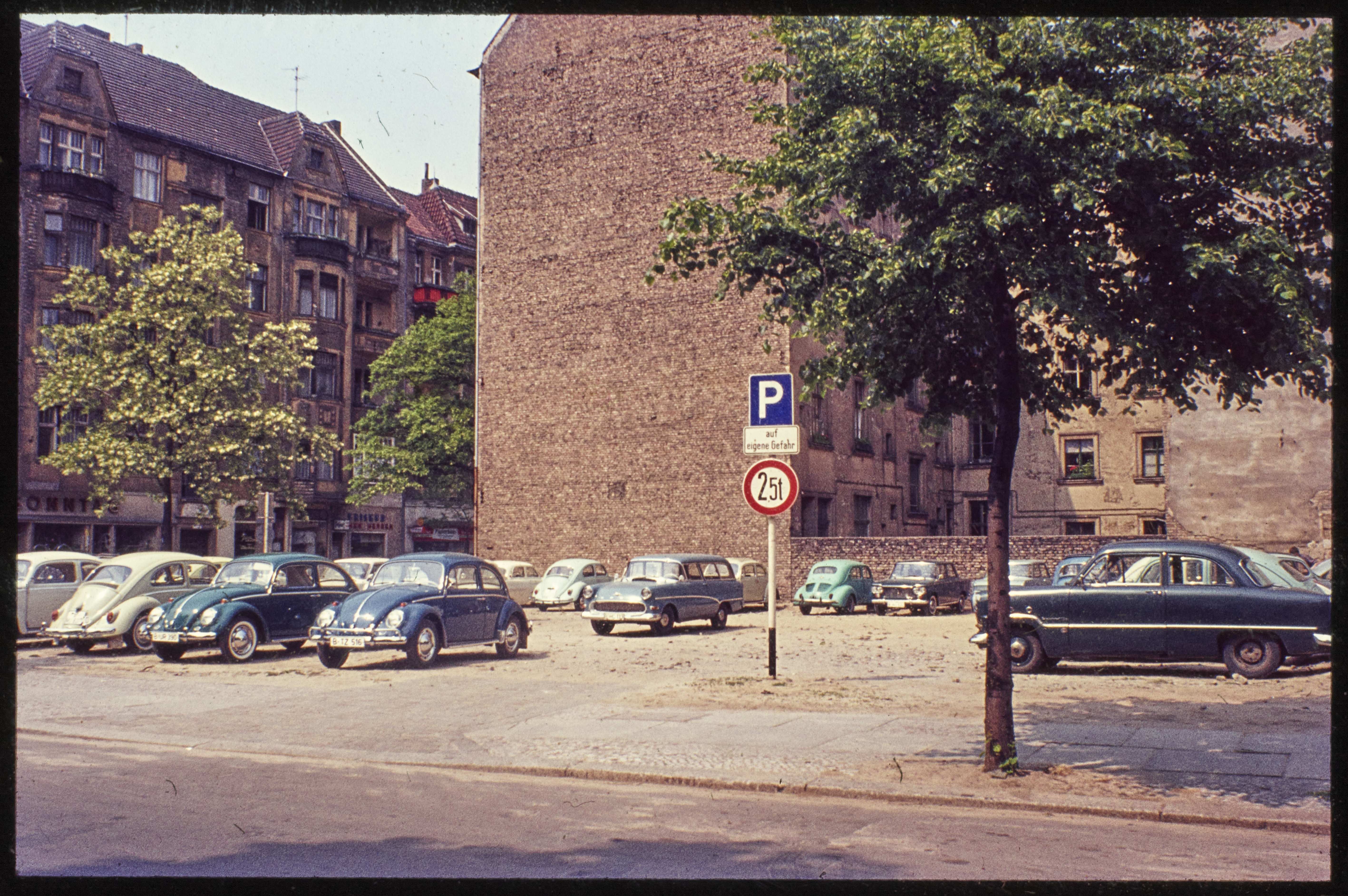 Parkplatz an der Wilhelmsaue (Museum Charlottenburg-Wilmersdorf in der Villa Oppenheim CC BY)