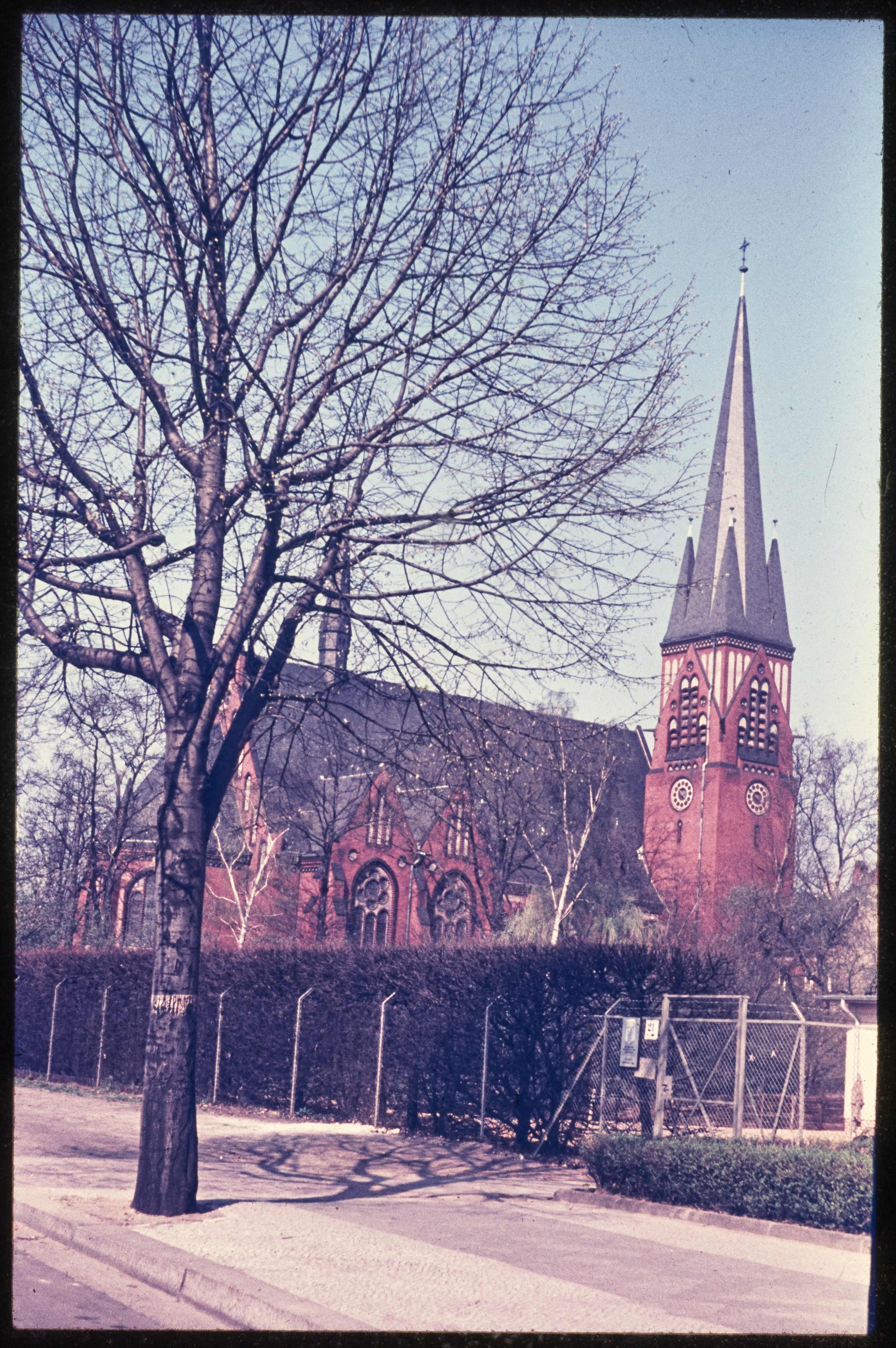 Blick vom Volkspark auf die Auenkirche (Museum Charlottenburg-Wilmersdorf in der Villa Oppenheim CC BY)