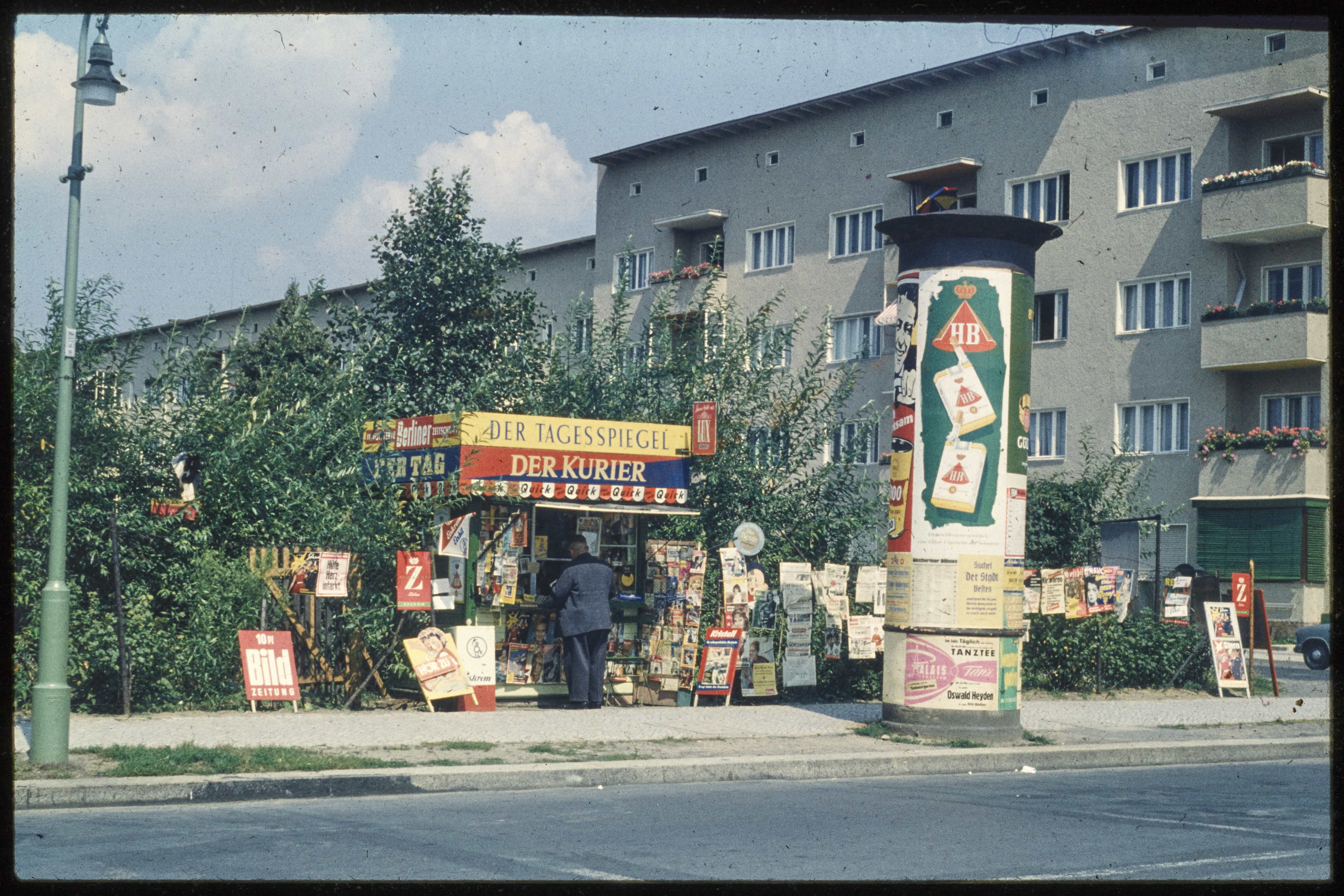 Kiosk vor umzäuntem Gartengebiet (Museum Charlottenburg-Wilmersdorf in der Villa Oppenheim CC BY)
