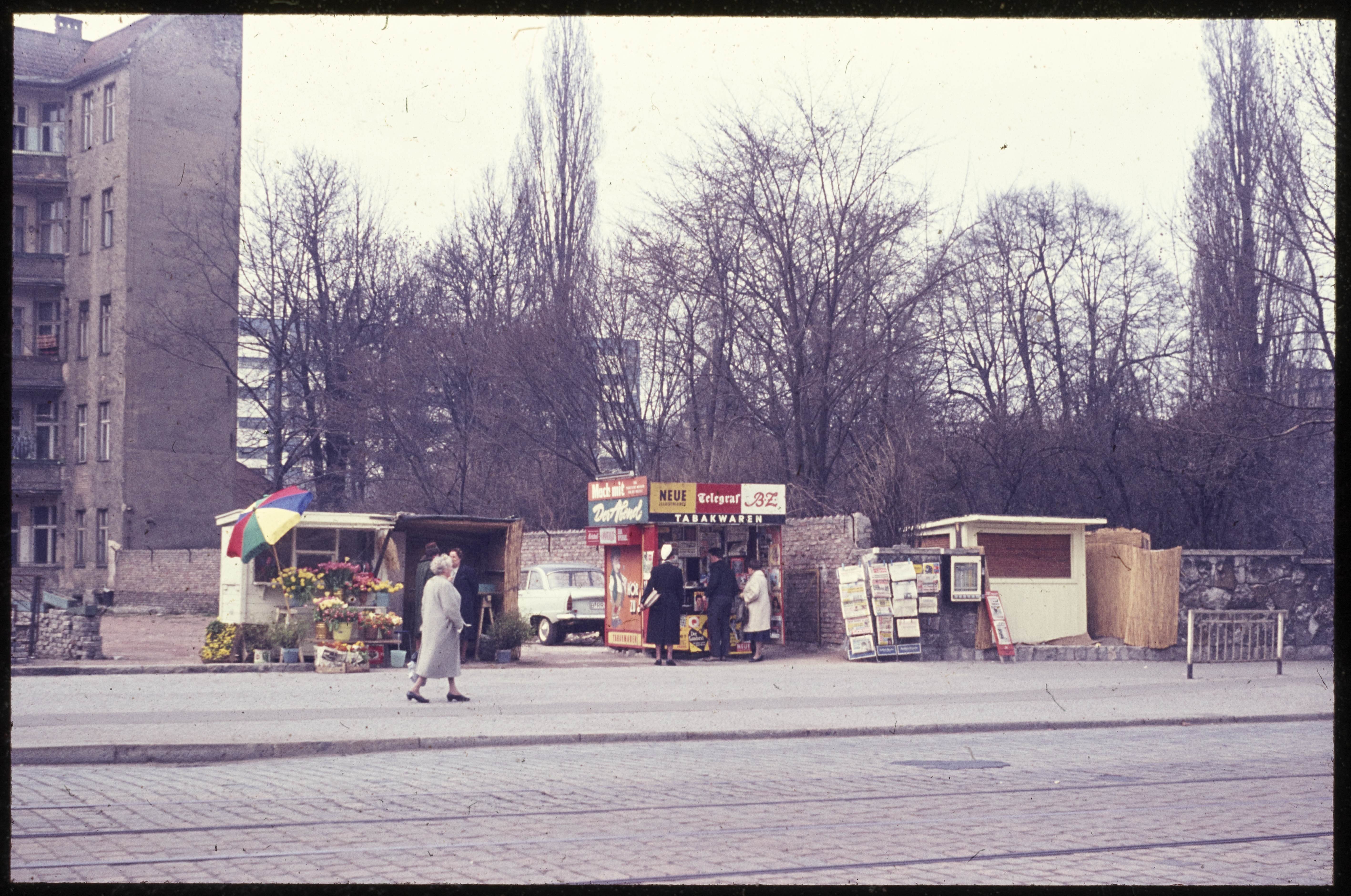 Kiosk neben Blumenladen (Museum Charlottenburg-Wilmersdorf in der Villa Oppenheim CC BY)