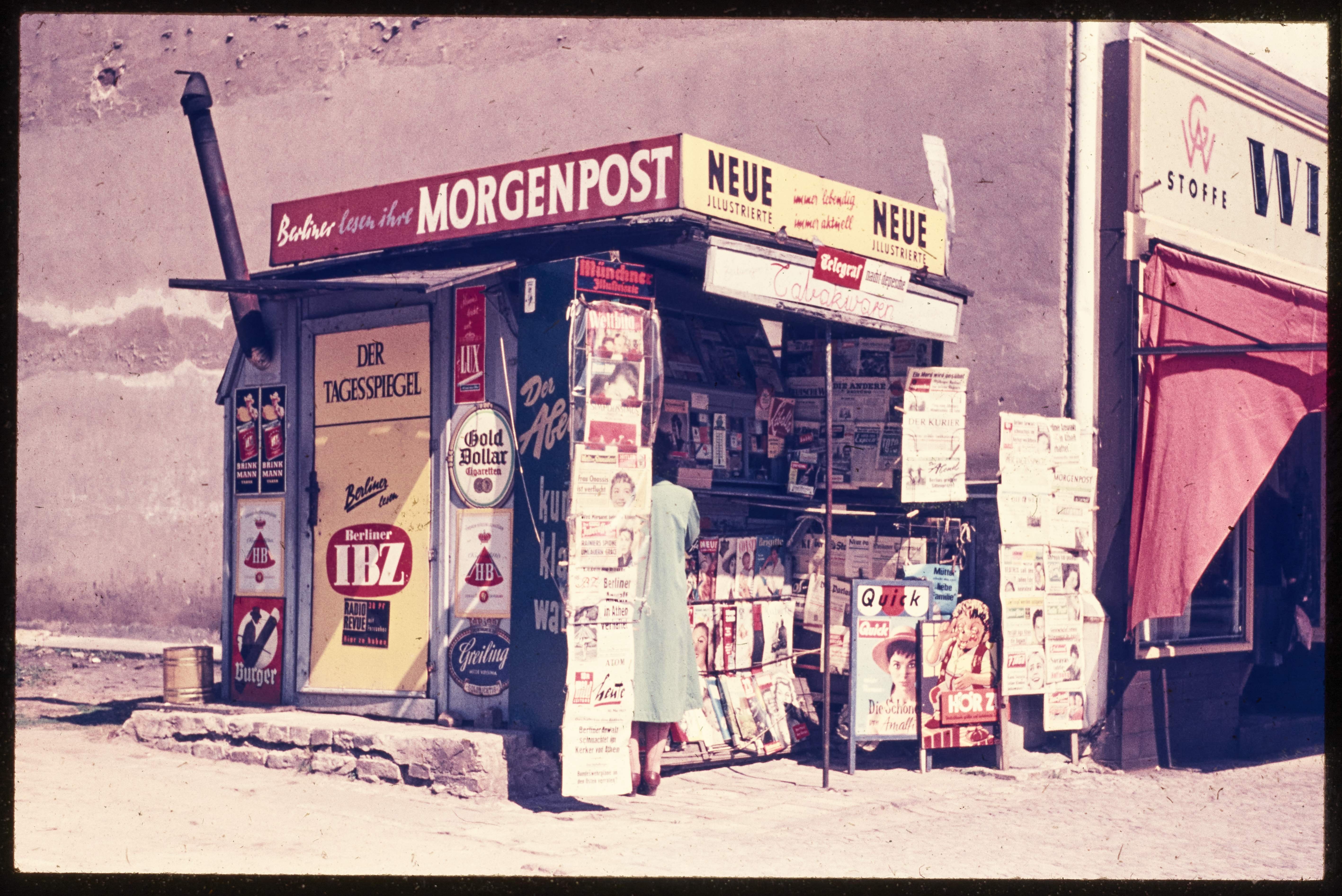 Zeitungskiosk an einer Eckfassade (Museum Charlottenburg-Wilmersdorf in der Villa Oppenheim CC BY)