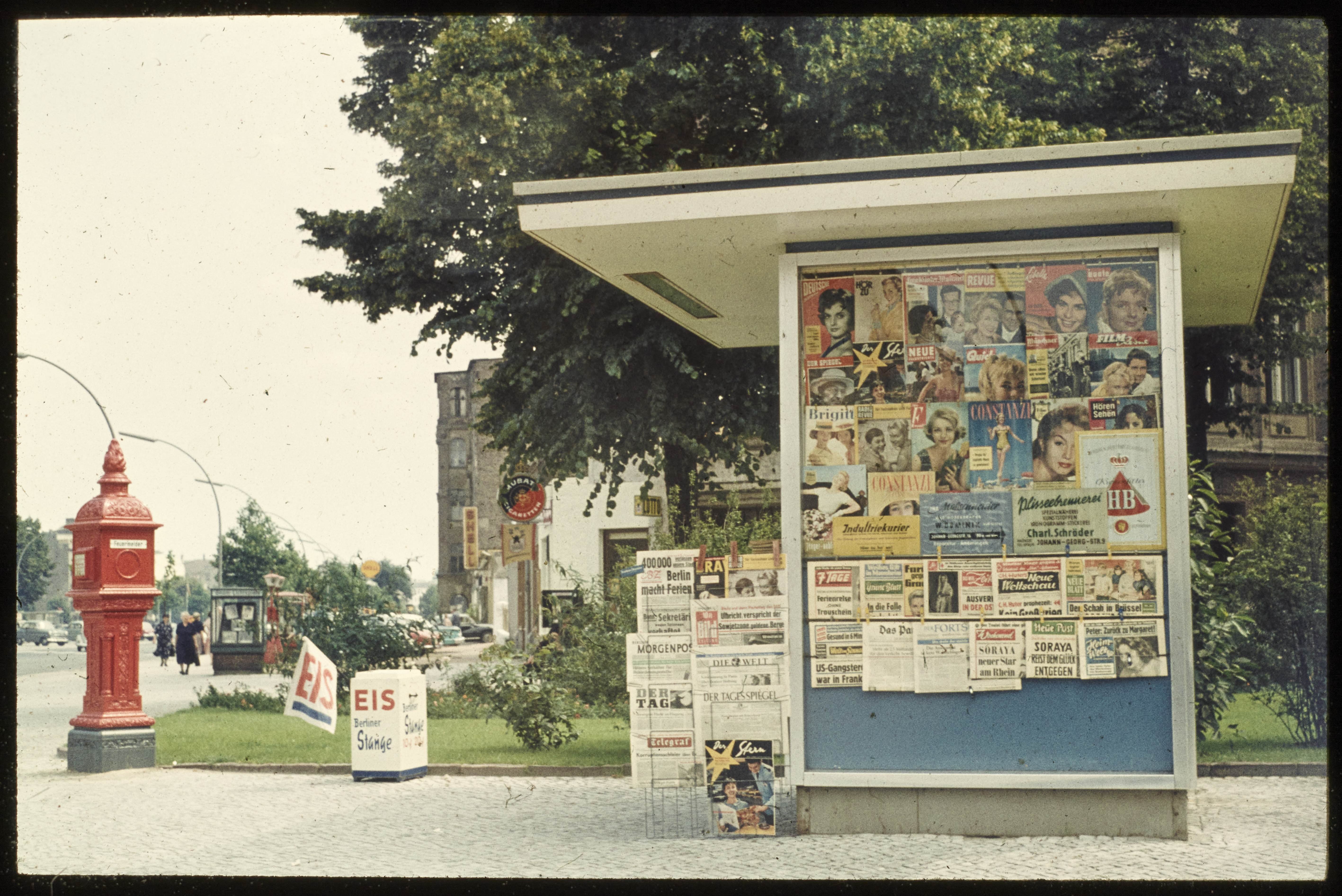 Zeitungskiosk am Kurfürstendamm (Museum Charlottenburg-Wilmersdorf in der Villa Oppenheim CC BY)