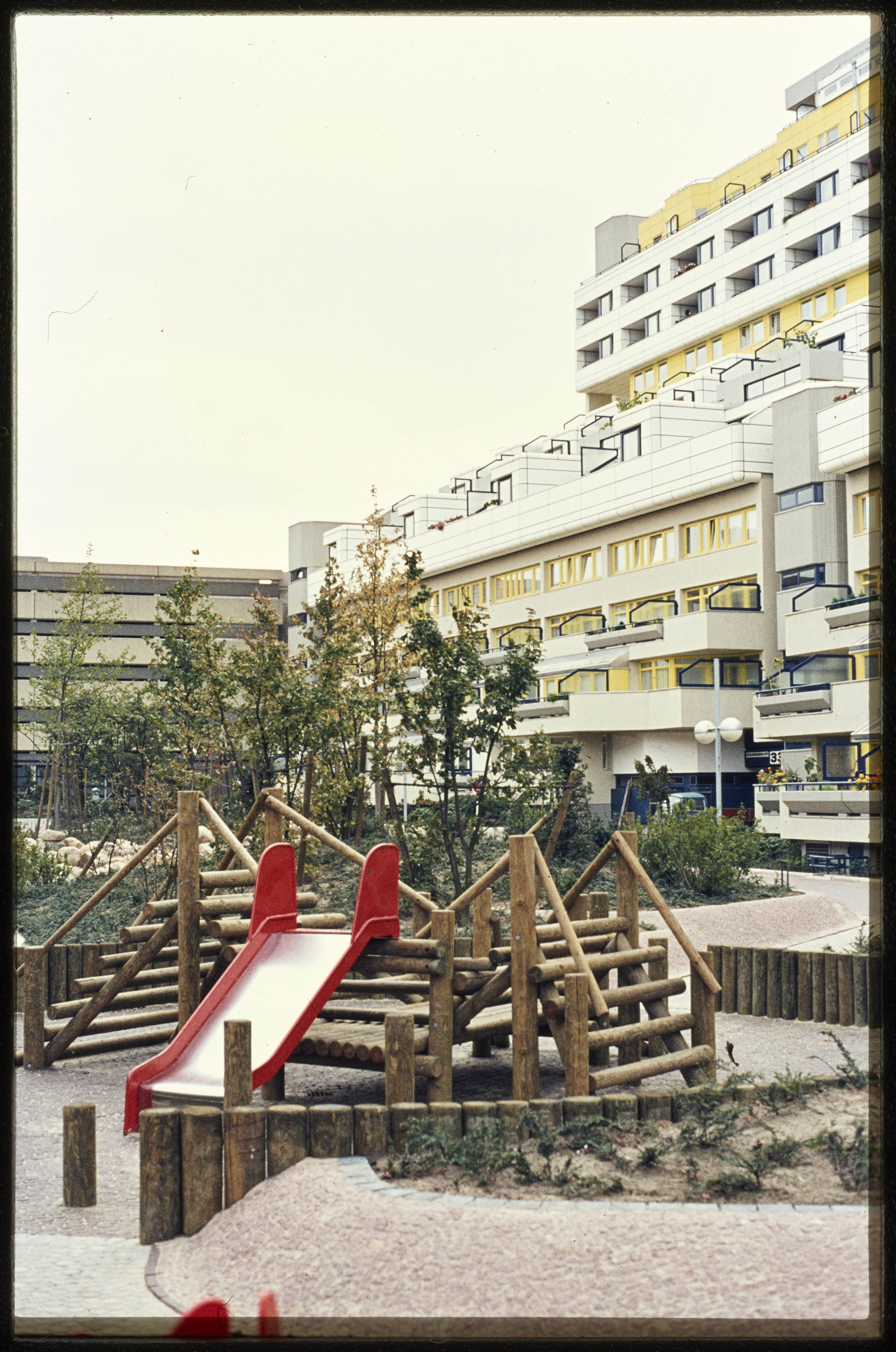 Spielplatz auf dem Außengelände der Autobahnüberbauung Schlangenbader Straße (Museum Charlottenburg-Wilmersdorf in der Villa Oppenheim CC BY)