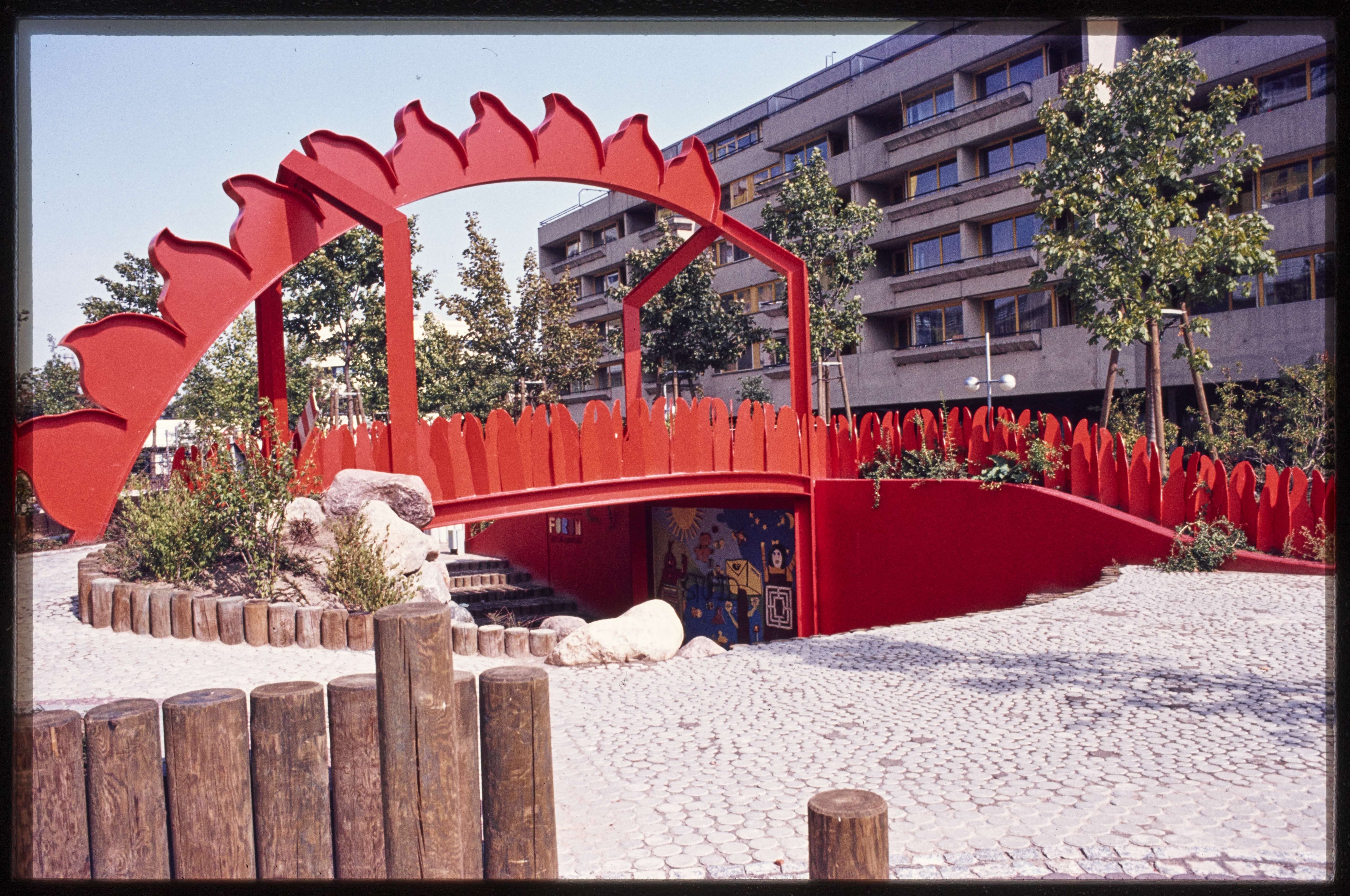 Spielplatz mit Skulptur auf den Außenanlagen der Autobahnüberbauung Schlangenbader Straße (Museum Charlottenburg-Wilmersdorf in der Villa Oppenheim CC BY)
