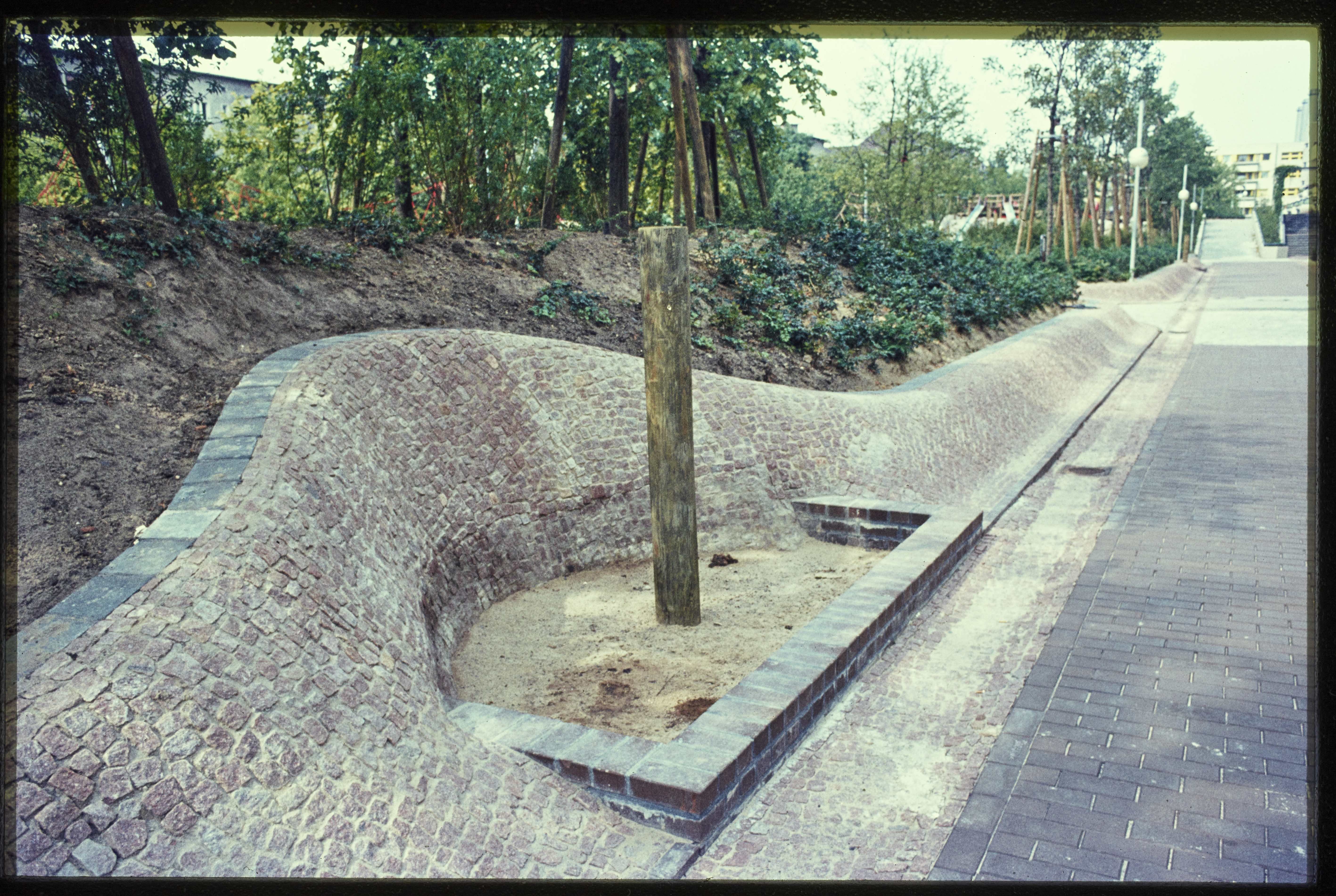 Holzpfeiler am Gehweg der Außenanlage der Autobahnüberbauung Schlangenbader Straße (Museum Charlottenburg-Wilmersdorf in der Villa Oppenheim CC BY)