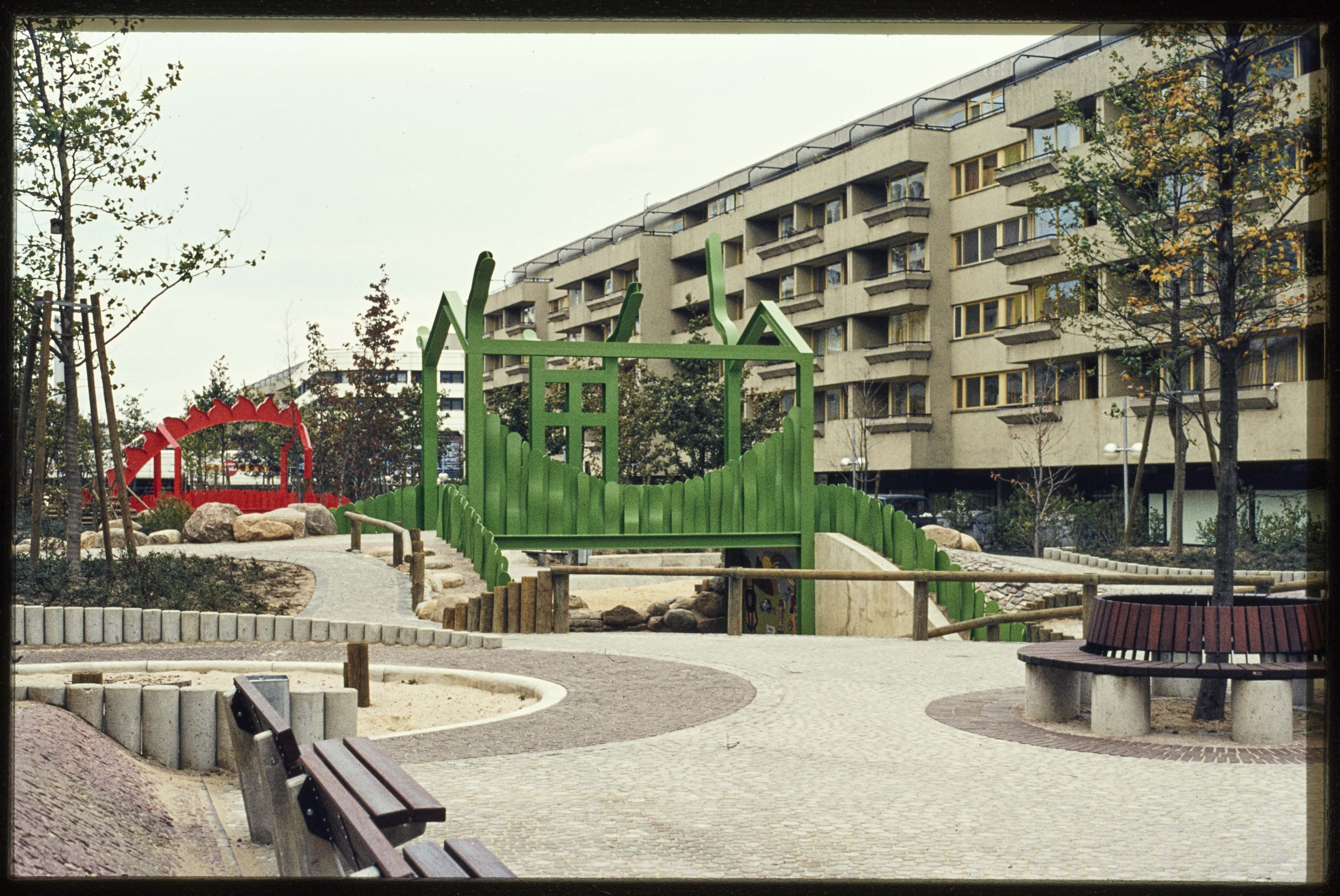 Holzpfeiler am Gehweg der Außenanlage der Autobahnüberbauung Schlangenbader Straße (Museum Charlottenburg-Wilmersdorf in der Villa Oppenheim CC BY)