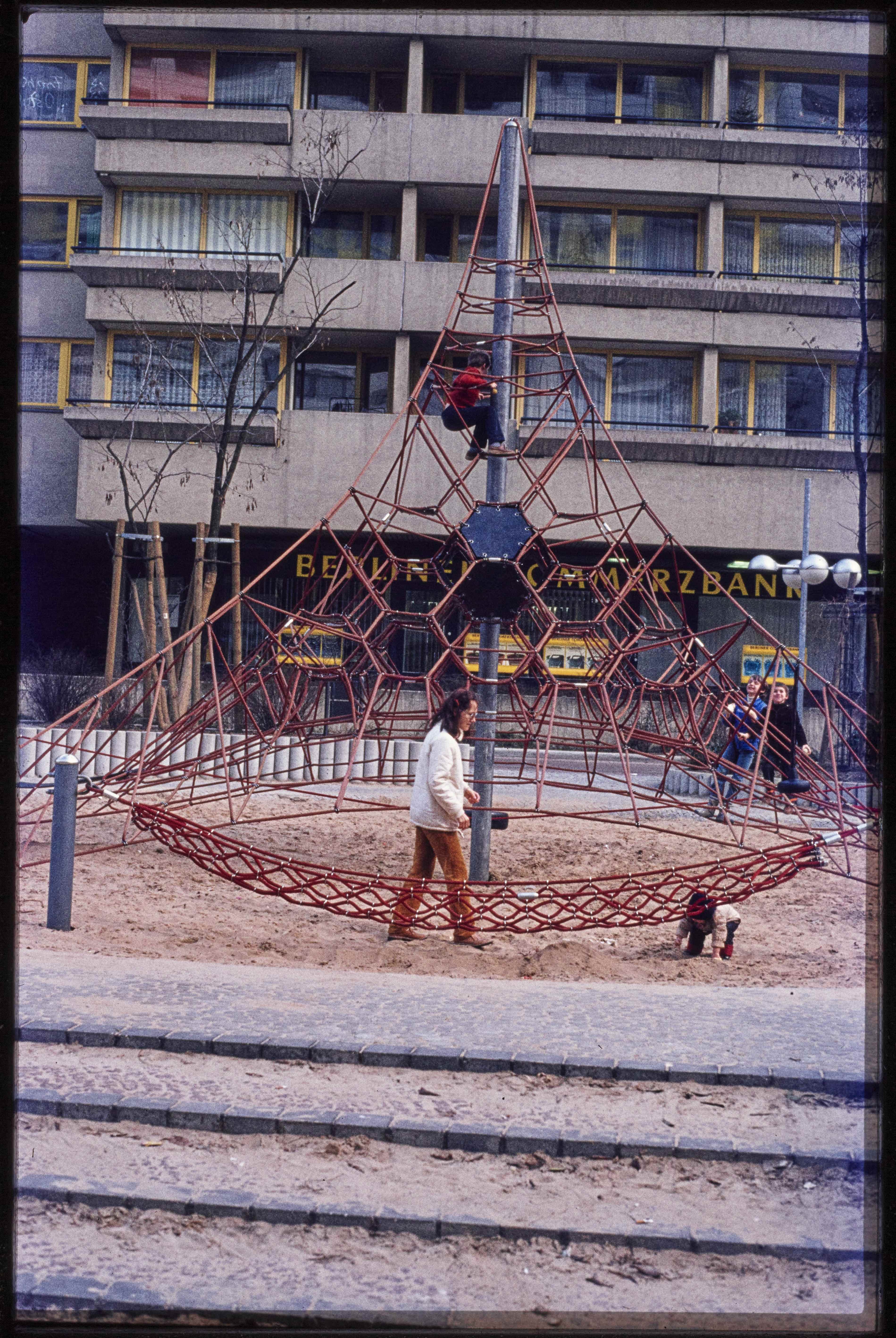 Klettergerüst auf dem Außengelände der Autobahnüberbauung Schlangenbader Straße (Museum Charlottenburg-Wilmersdorf in der Villa Oppenheim CC BY)