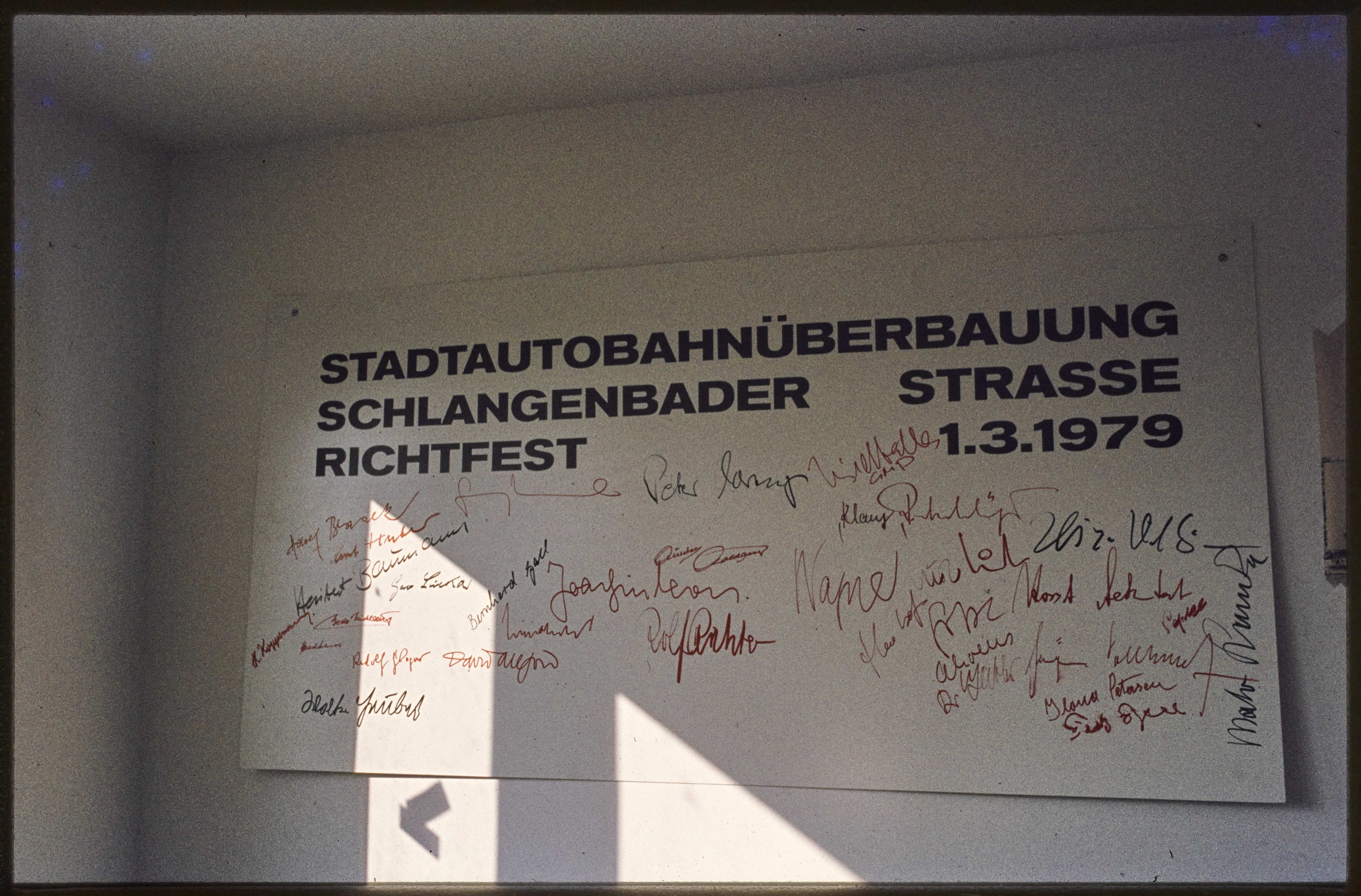 Unterschriebene Plakette zum Richtfest der Autobahnüberbauung Schlangenbader Straße (Museum Charlottenburg-Wilmersdorf in der Villa Oppenheim CC BY)