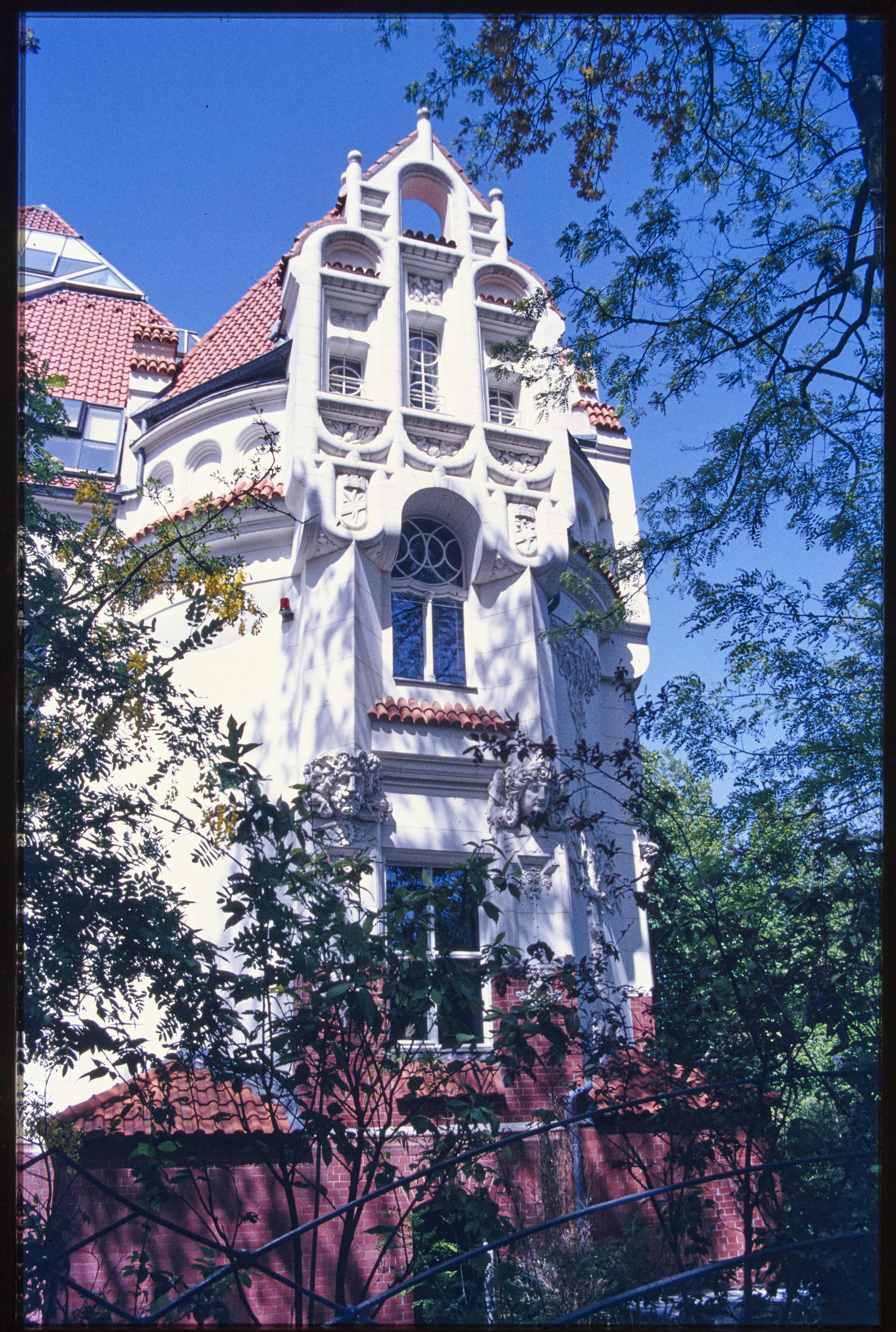 Blick auf den Turm der Villa Meyer (Museum Charlottenburg-Wilmersdorf in der Villa Oppenheim CC BY)