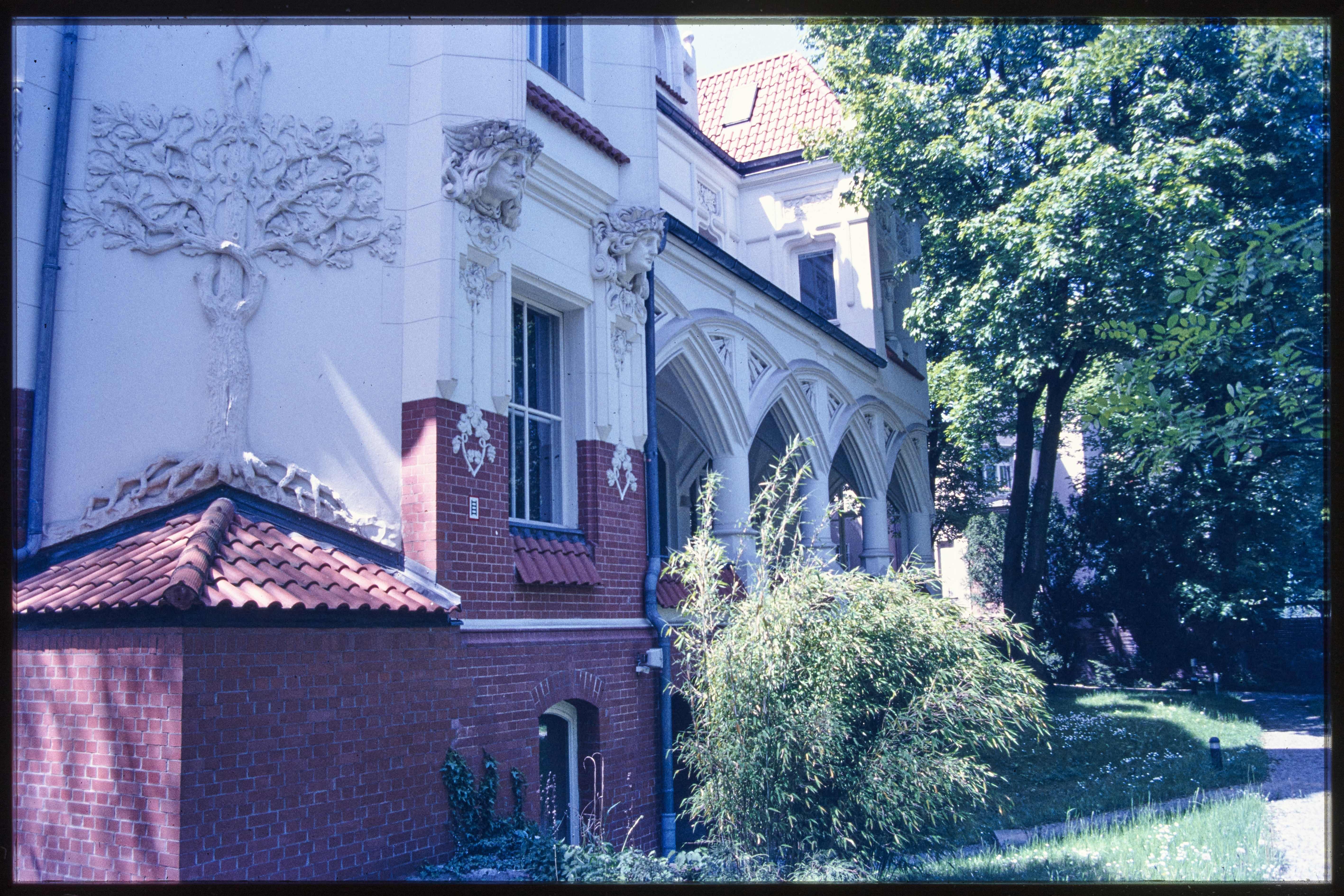 Blick entlang der Hausfassade der Villa Meyer (Museum Charlottenburg-Wilmersdorf in der Villa Oppenheim CC BY)