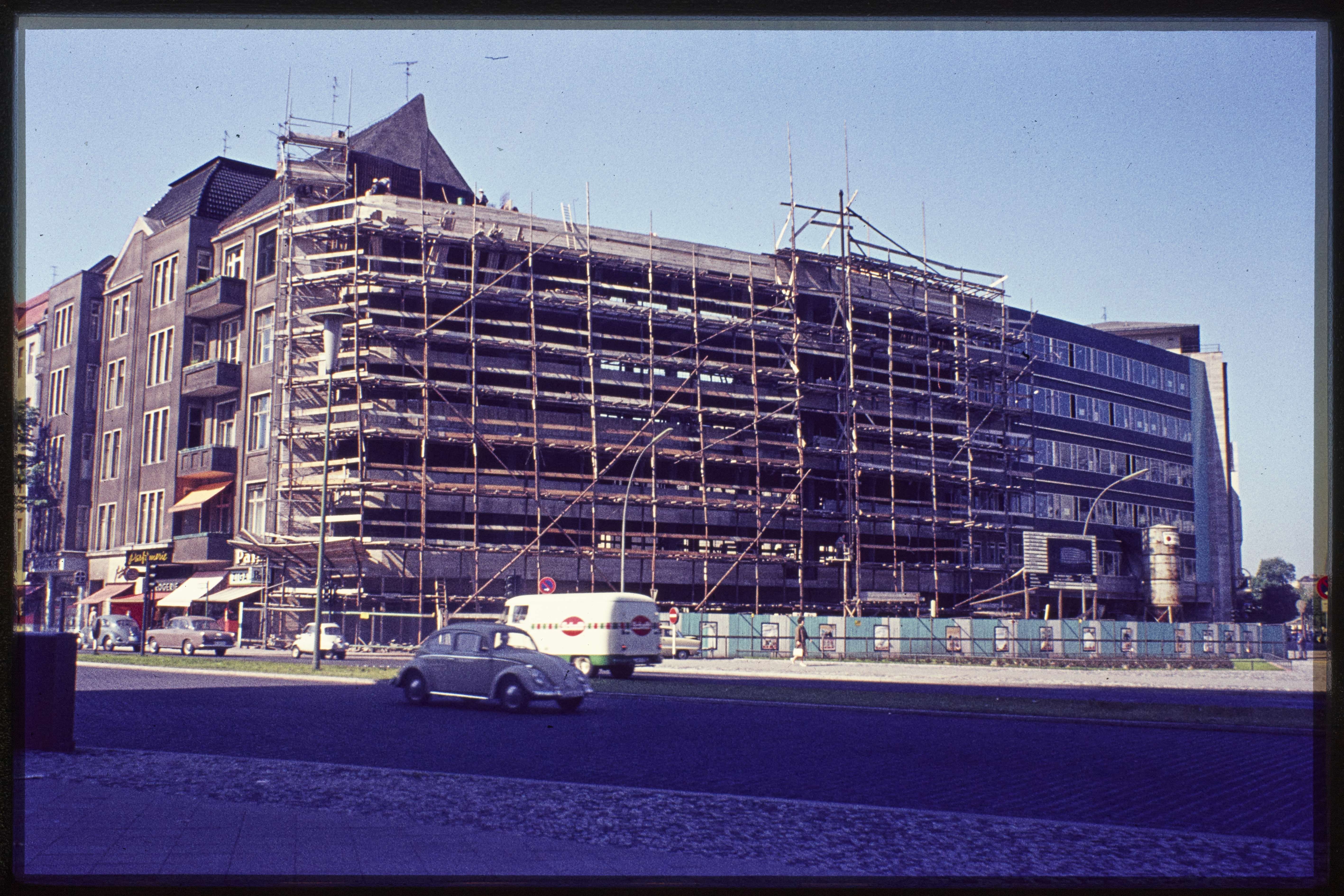 Bau des Verwaltungsgebäudes am Kurfürstendamm 180 (Museum Charlottenburg-Wilmersdorf in der Villa Oppenheim CC BY)