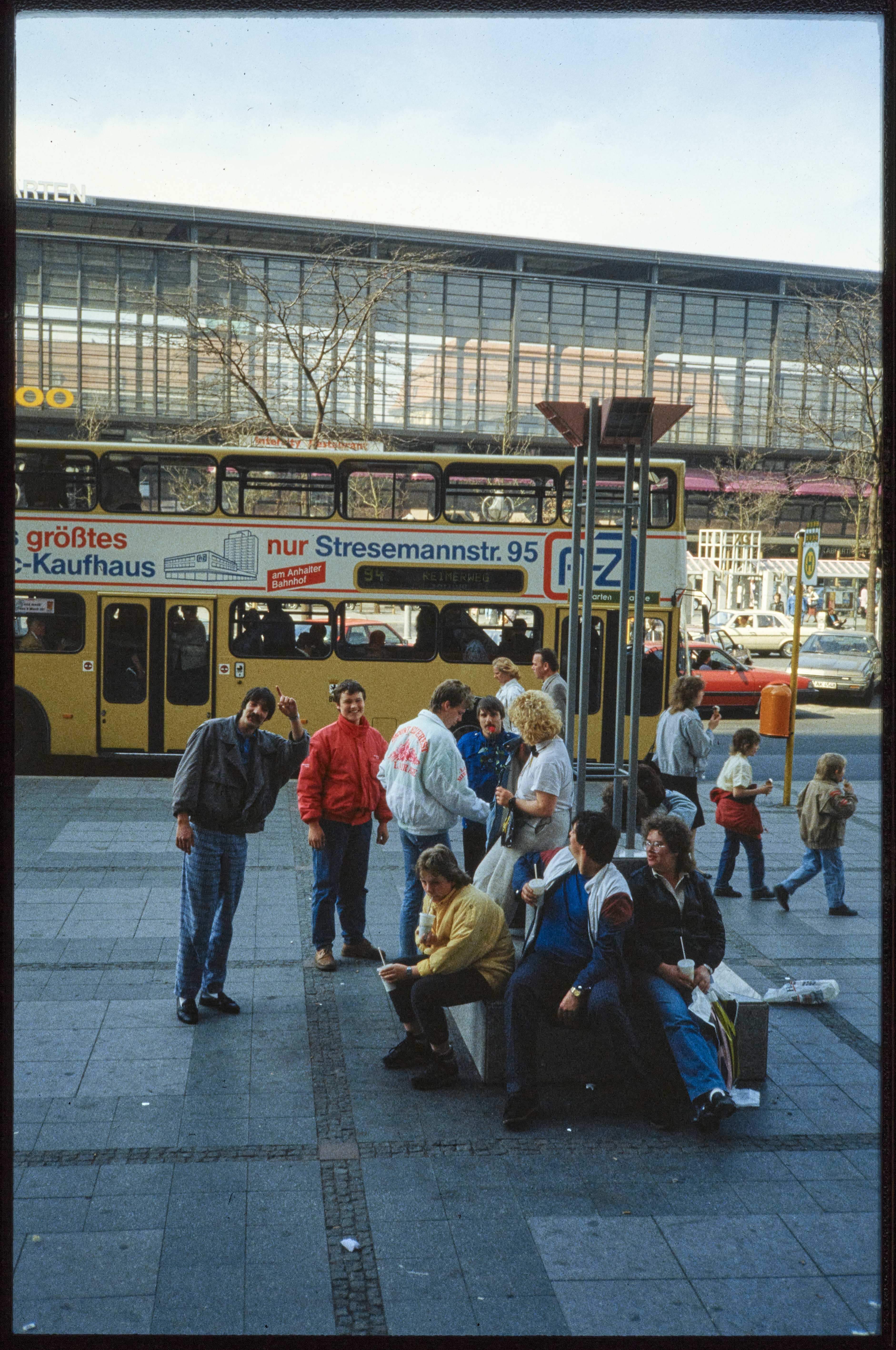 Menschengruppe an einer Bushaltestelle des Hardenbergplatzes (Museum Charlottenburg-Wilmersdorf in der Villa Oppenheim CC BY)