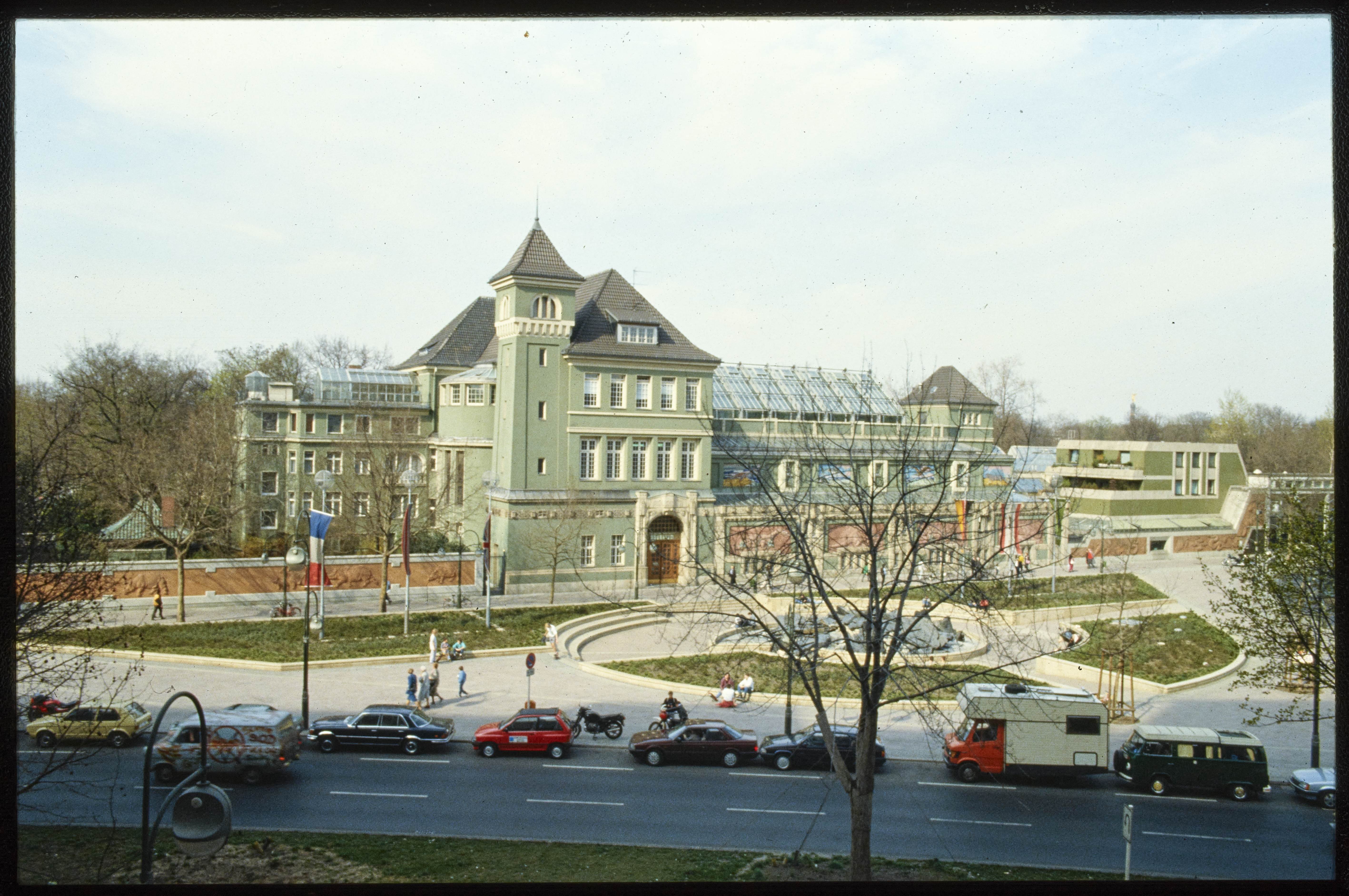 Blick auf den Olof-Palme-Platz (Museum Charlottenburg-Wilmersdorf in der Villa Oppenheim CC BY)