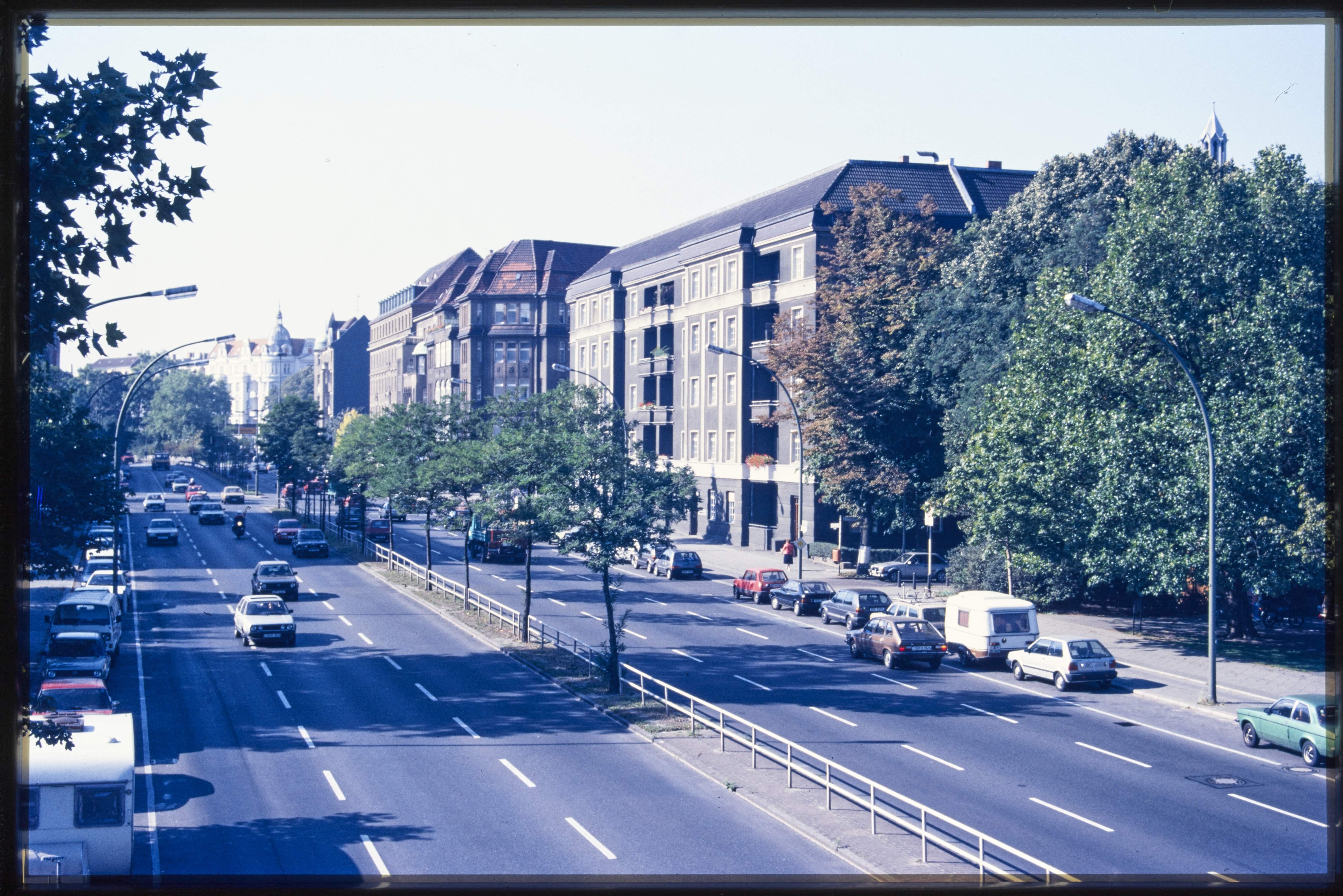 Blick vom Volksparksteg auf die Bundesallee (Museum Charlottenburg-Wilmersdorf in der Villa Oppenheim CC BY)