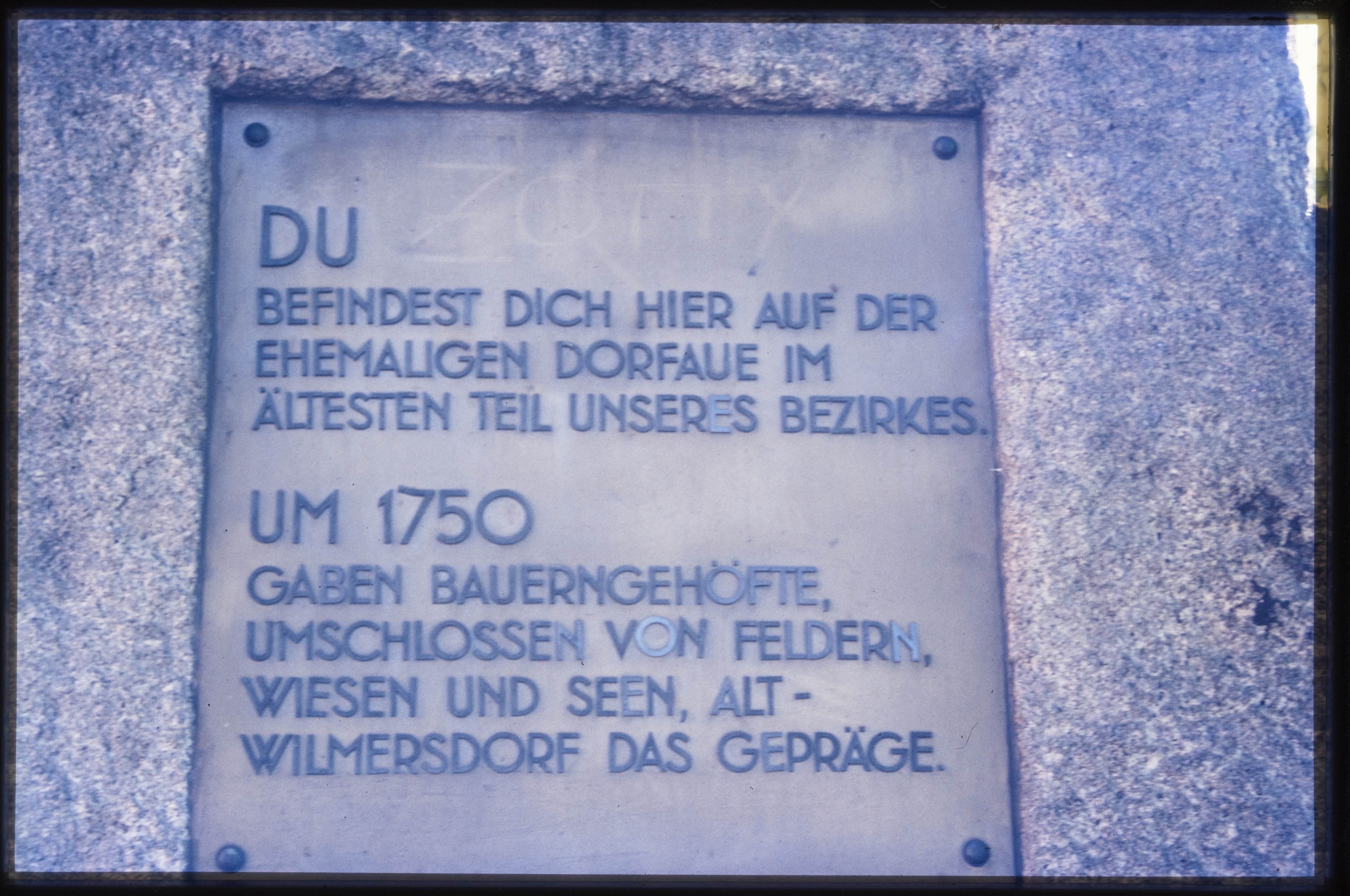 Plakette des Dorfaue-Steins (Museum Charlottenburg-Wilmersdorf in der Villa Oppenheim CC BY)