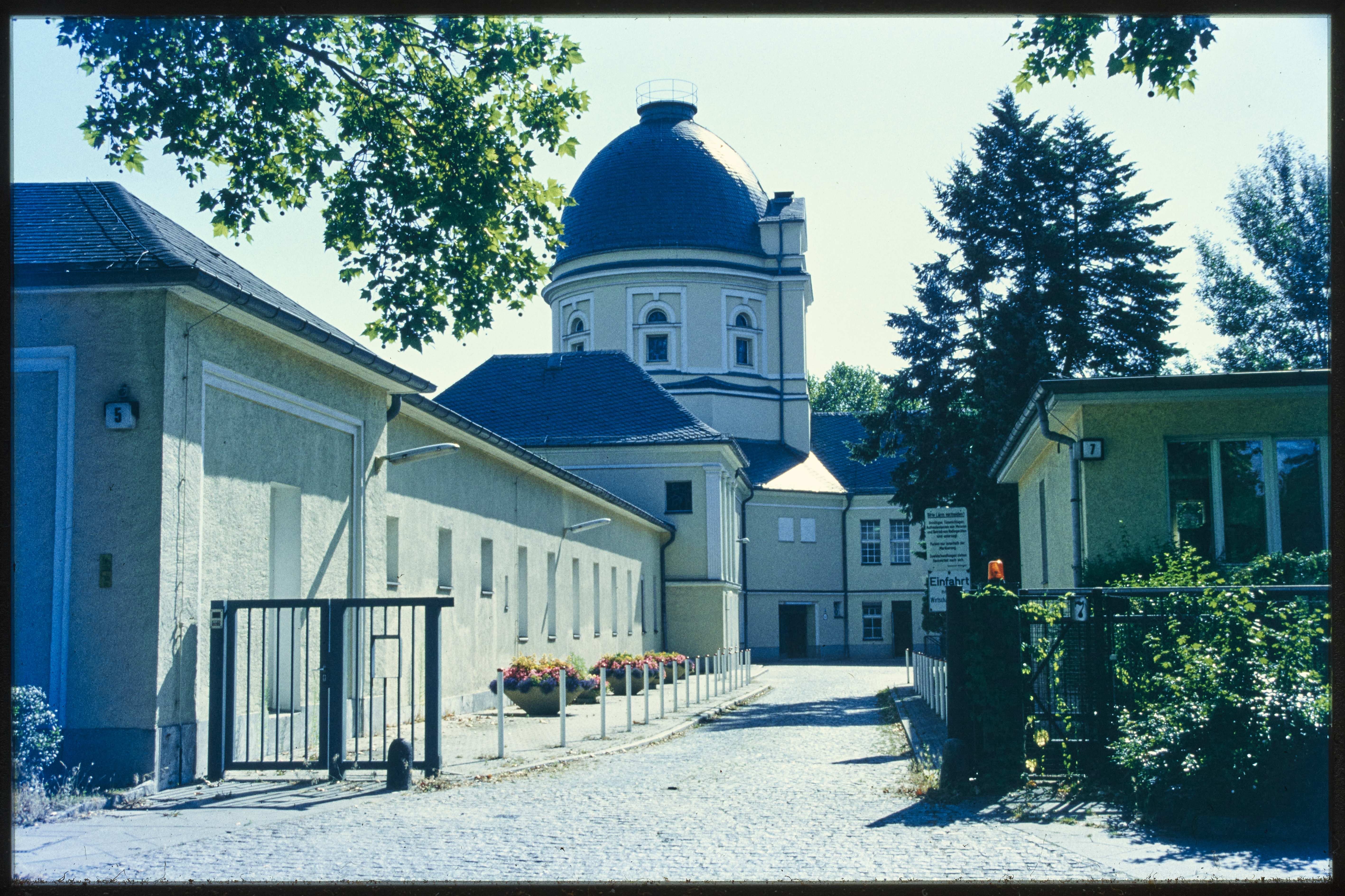 Blick von der Kalischen Straße auf das Krematorium des Städtischen Friedhofs Wilmersdorf (Museum Charlottenburg-Wilmersdorf in der Villa Oppenheim CC BY)