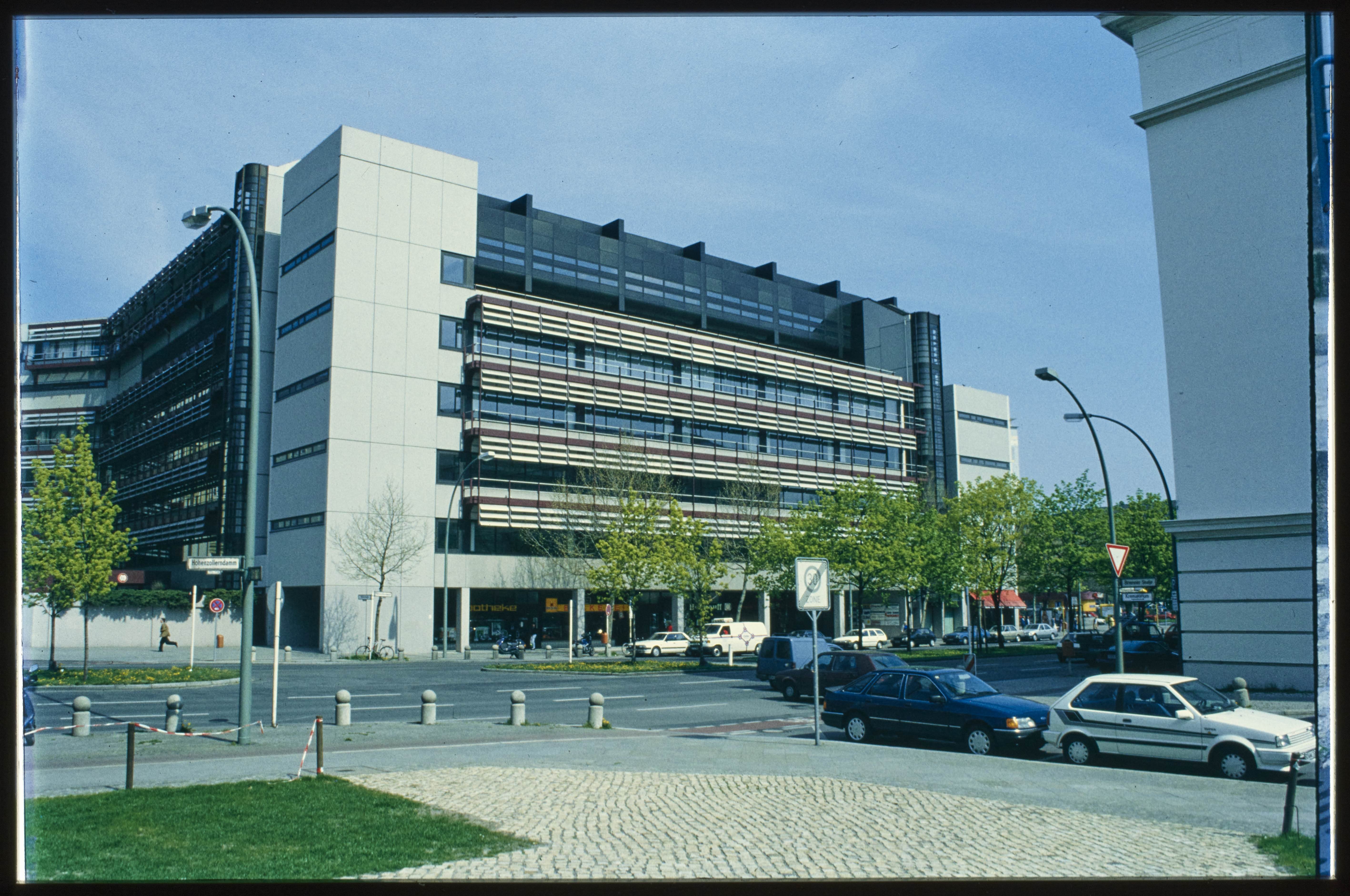 Blick auf das Gebäude der Deutschen Rentenversicherung (Museum Charlottenburg-Wilmersdorf in der Villa Oppenheim CC BY)
