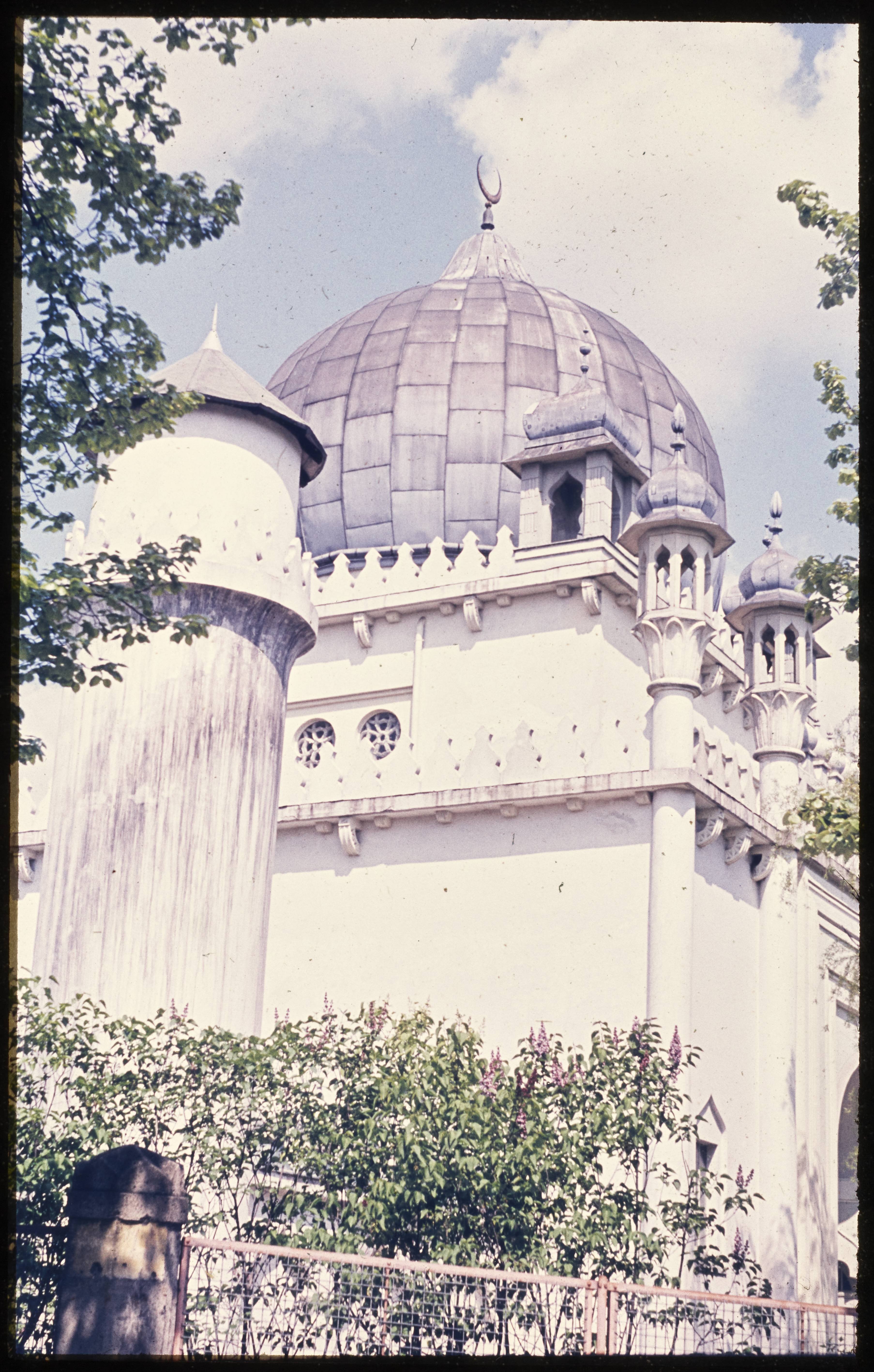 Blick auf die Kuppel der Wilmersdorfer Moschee (Museum Charlottenburg-Wilmersdorf in der Villa Oppenheim CC BY)