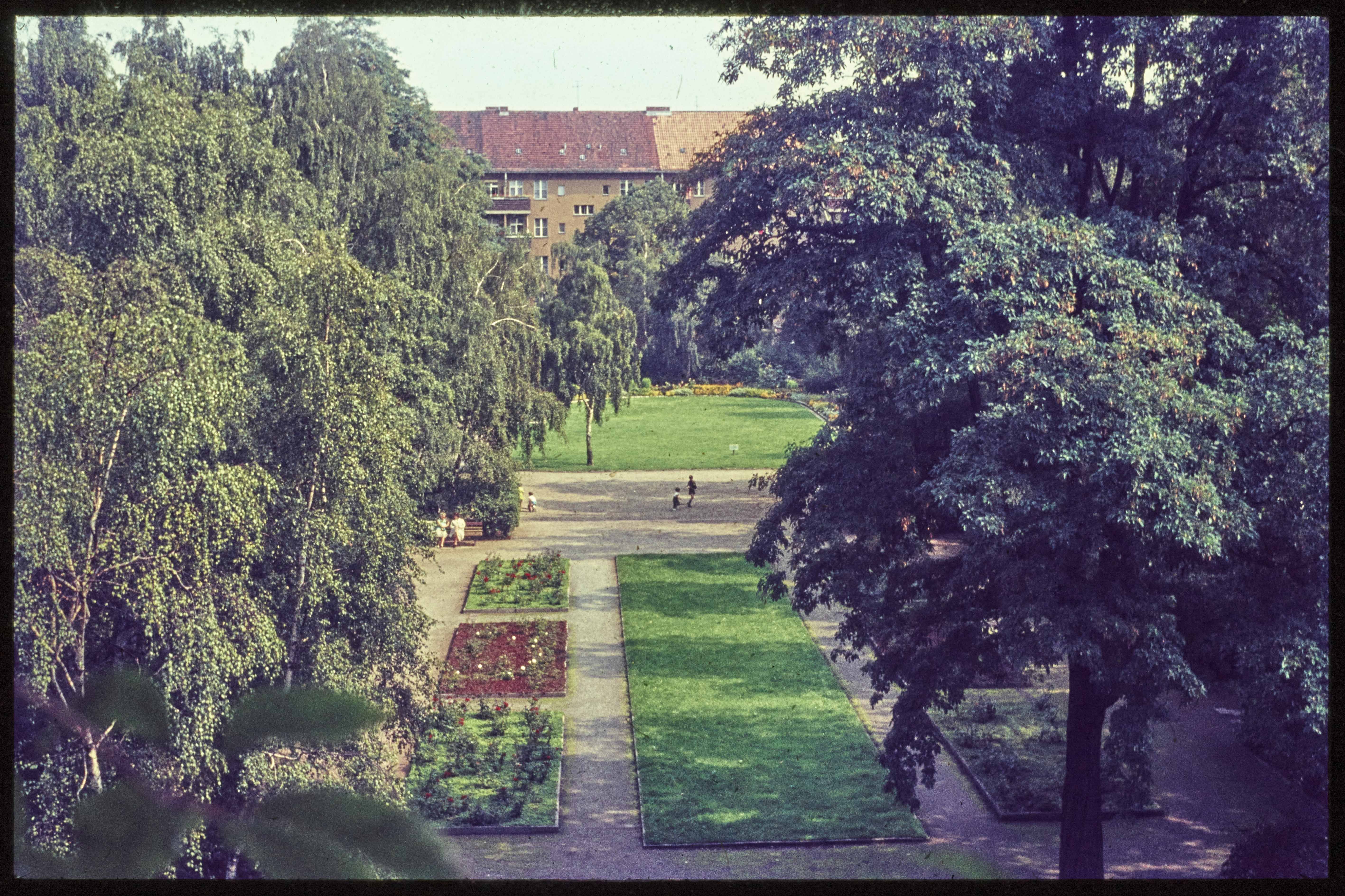 Blick auf den Ludwig-Barnay-Platz (Museum Charlottenburg-Wilmersdorf in der Villa Oppenheim CC BY)