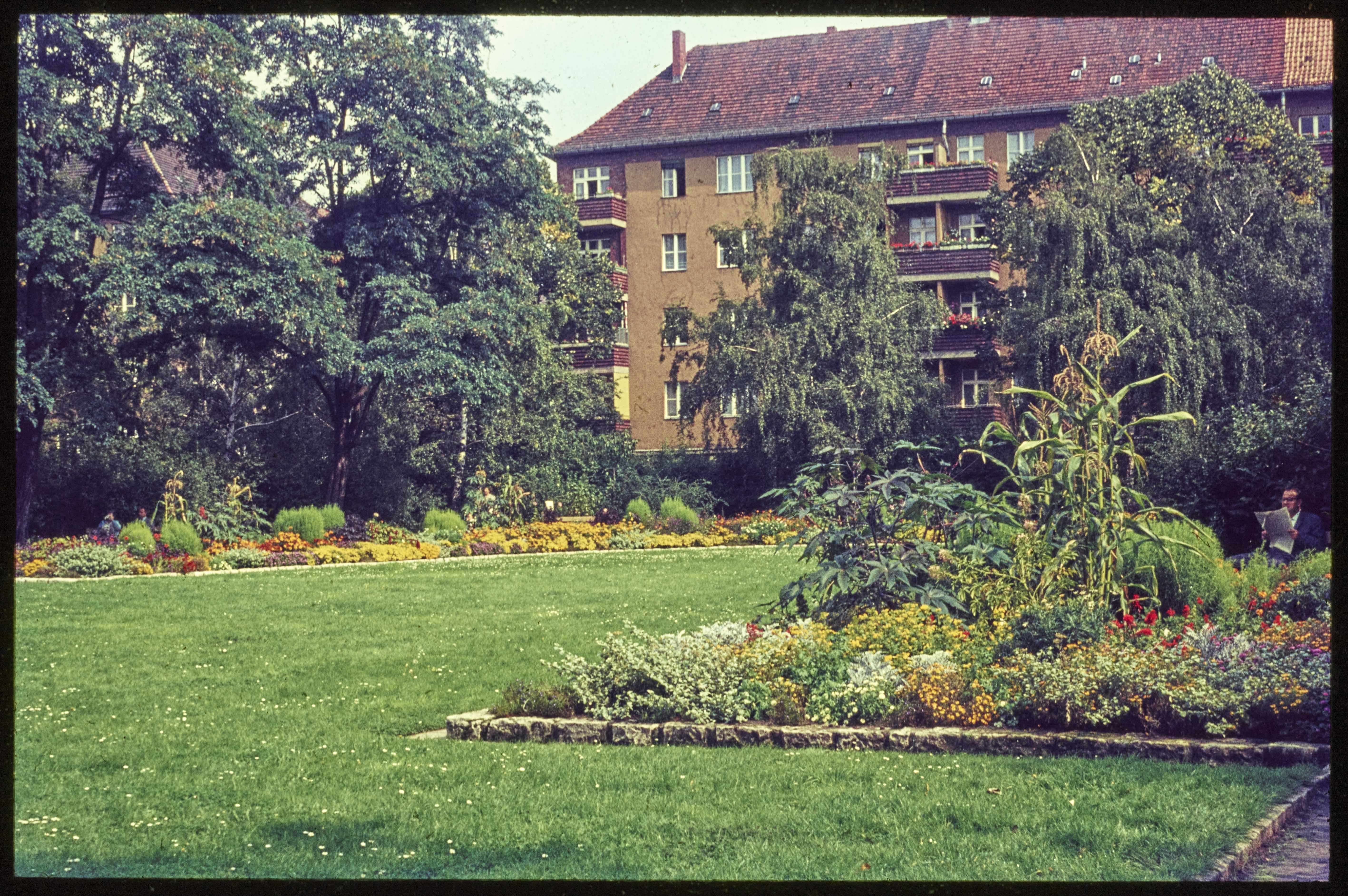Blick auf den Ludwig-Barnay-Platz (Museum Charlottenburg-Wilmersdorf in der Villa Oppenheim CC BY)