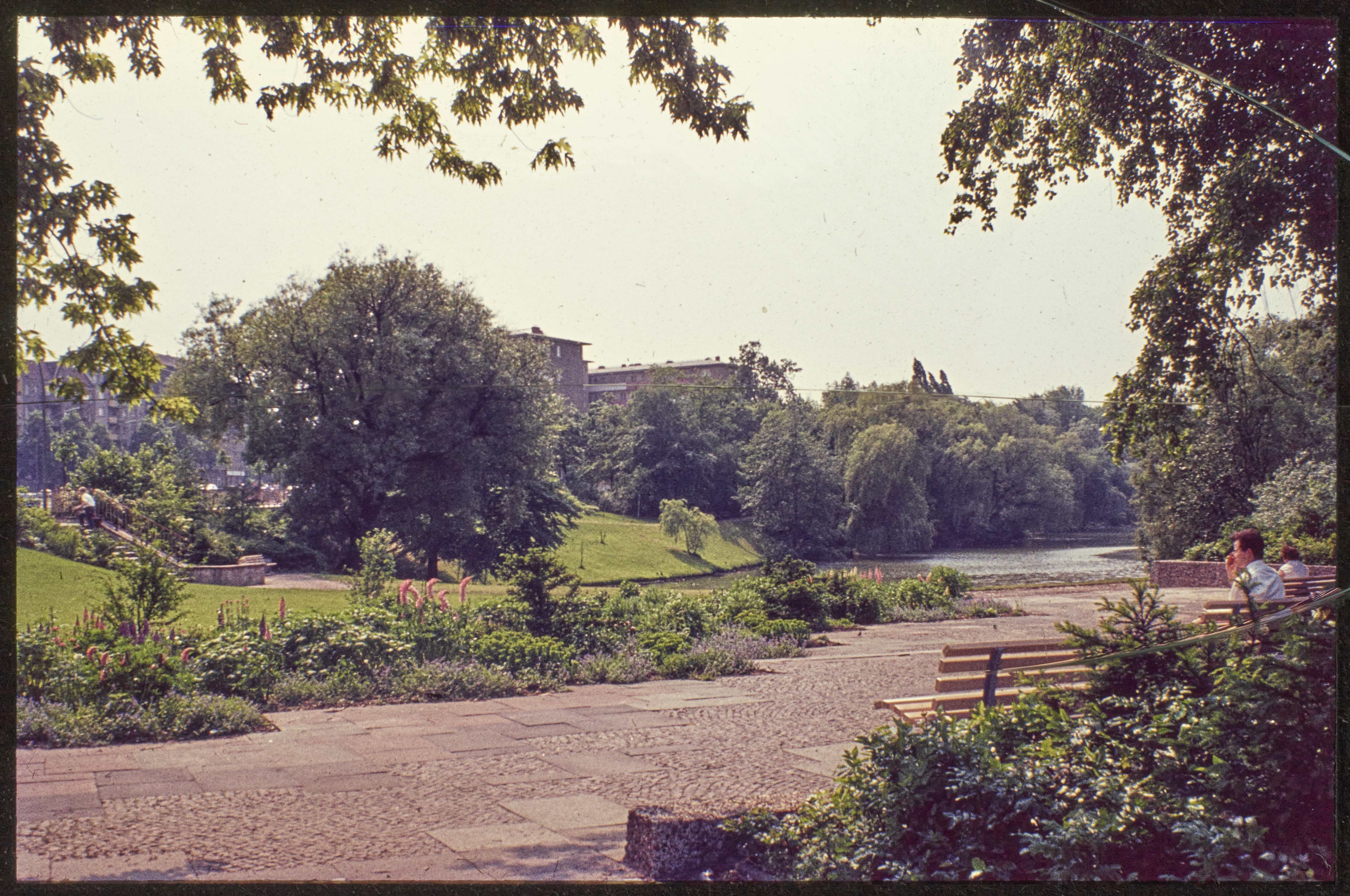 Blick auf den Fennsee vom Rande des Volksparks Wilmersdorf (Museum Charlottenburg-Wilmersdorf in der Villa Oppenheim CC BY)