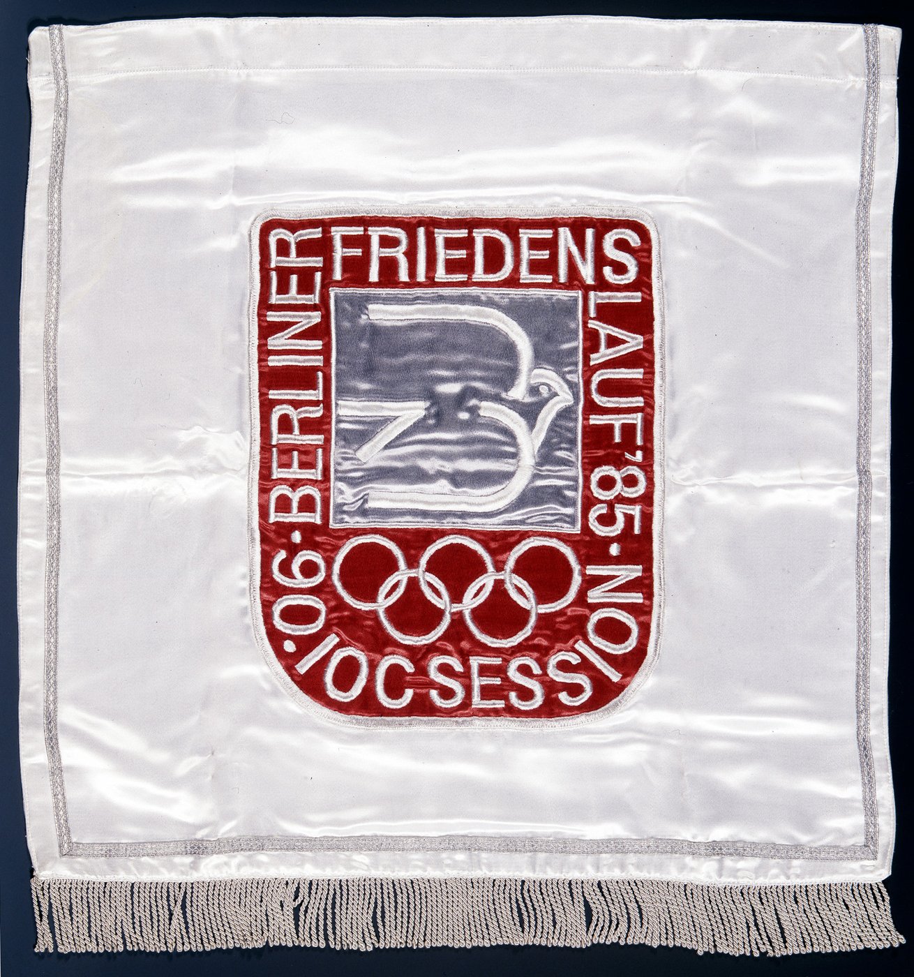 Startflagge zum Berliner Friedenslauf 1985 (Sportmuseum Berlin CC BY-NC-SA)