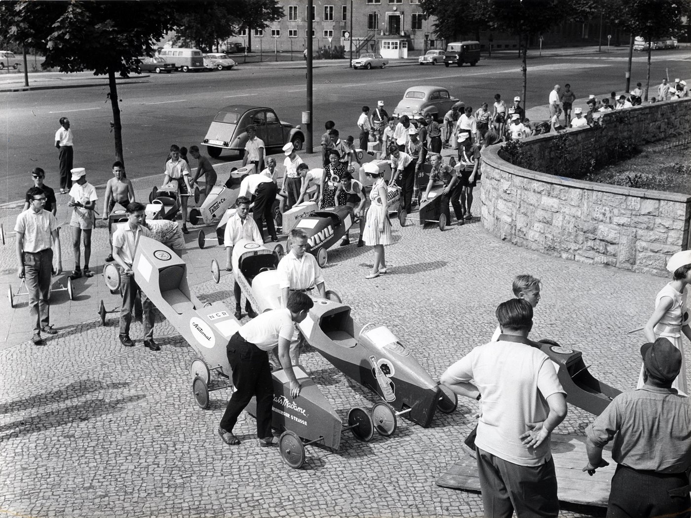 Seifenkistenrennen der Berliner Schüler 1963 (Sportmuseum Berlin CC BY-NC-SA)