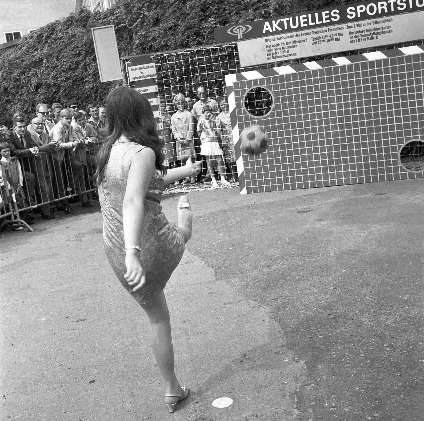 25. Große Deutsche Funk-Ausstellung 1967 Berlin mit Torwandschießen (Sportmuseum Berlin CC BY-NC-SA)