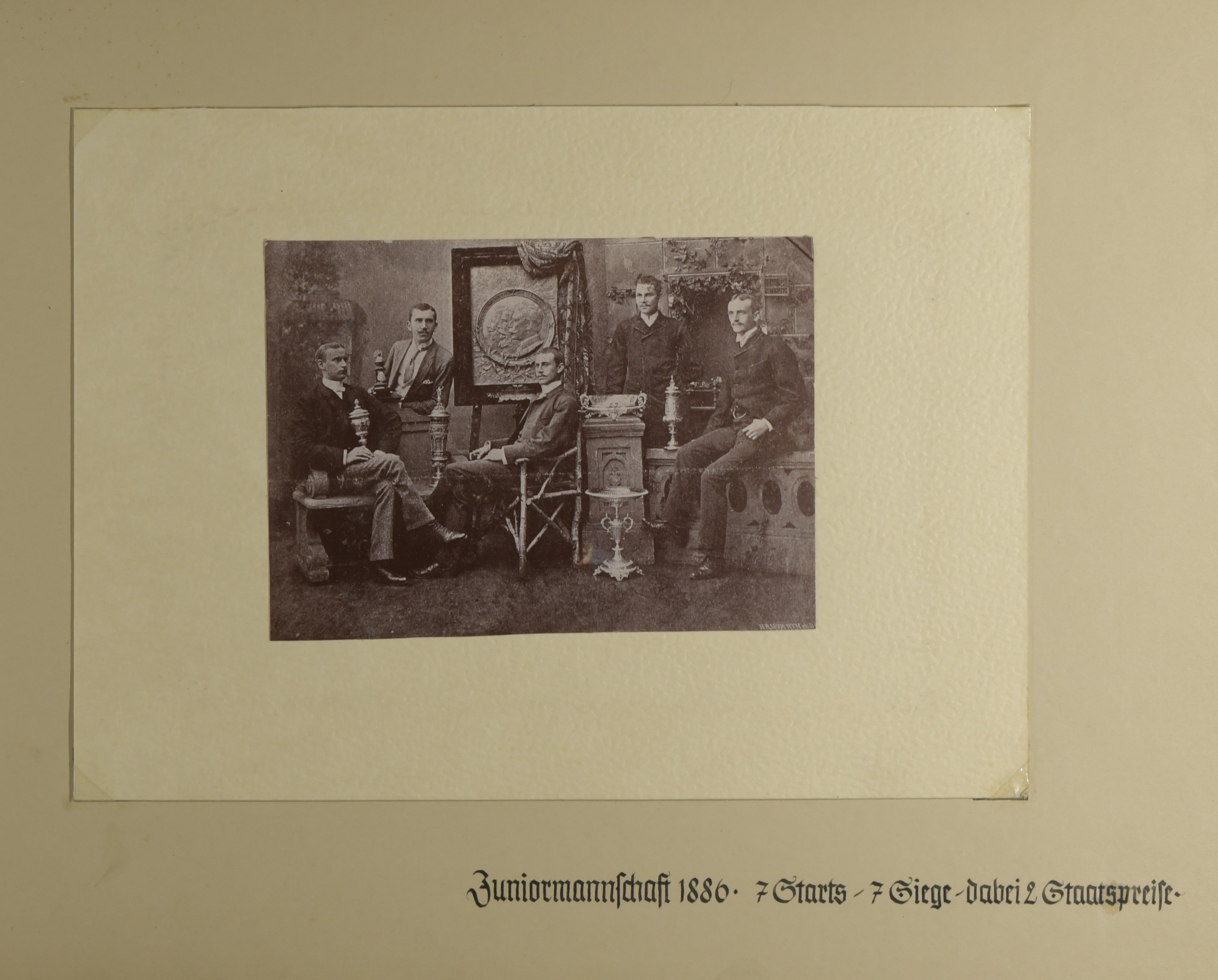 Album des Berliner Ruder-Vereins von 1976 e.V.; Juniormannschaft 1886 (Sportmuseum Berlin CC0)