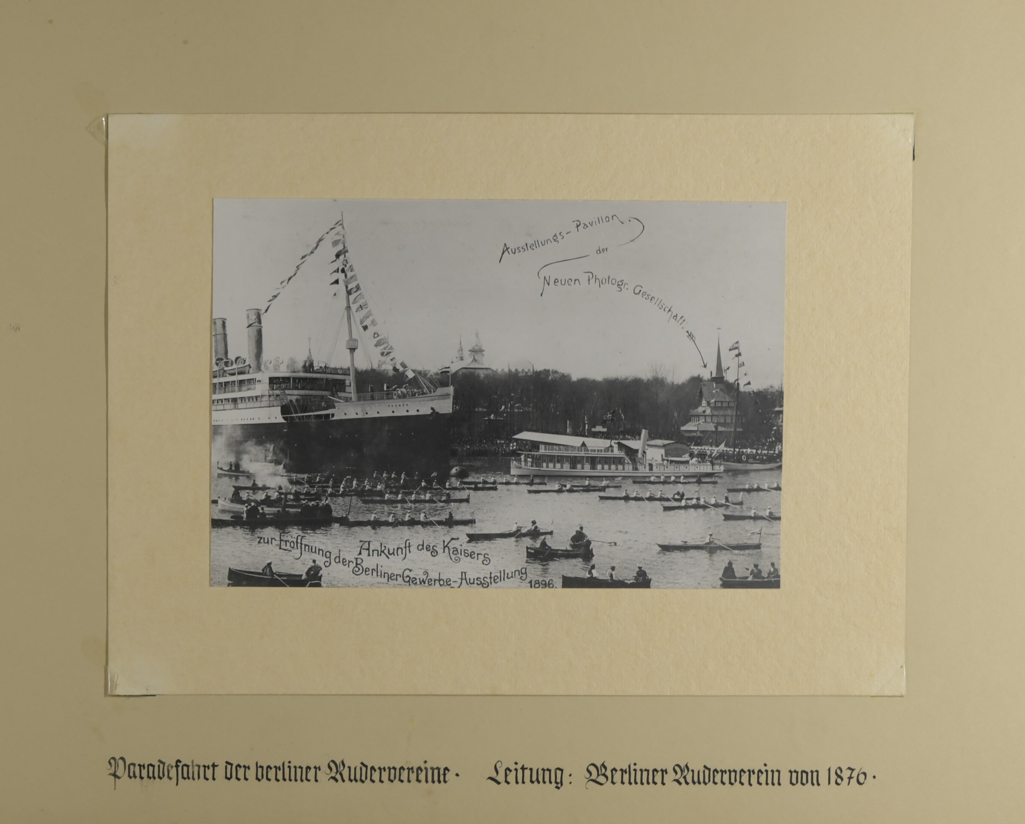 Album des Berliner Ruder-Vereins von 1976 e.V.; Paradefahrt 1896 (Sportmuseum Berlin CC0)