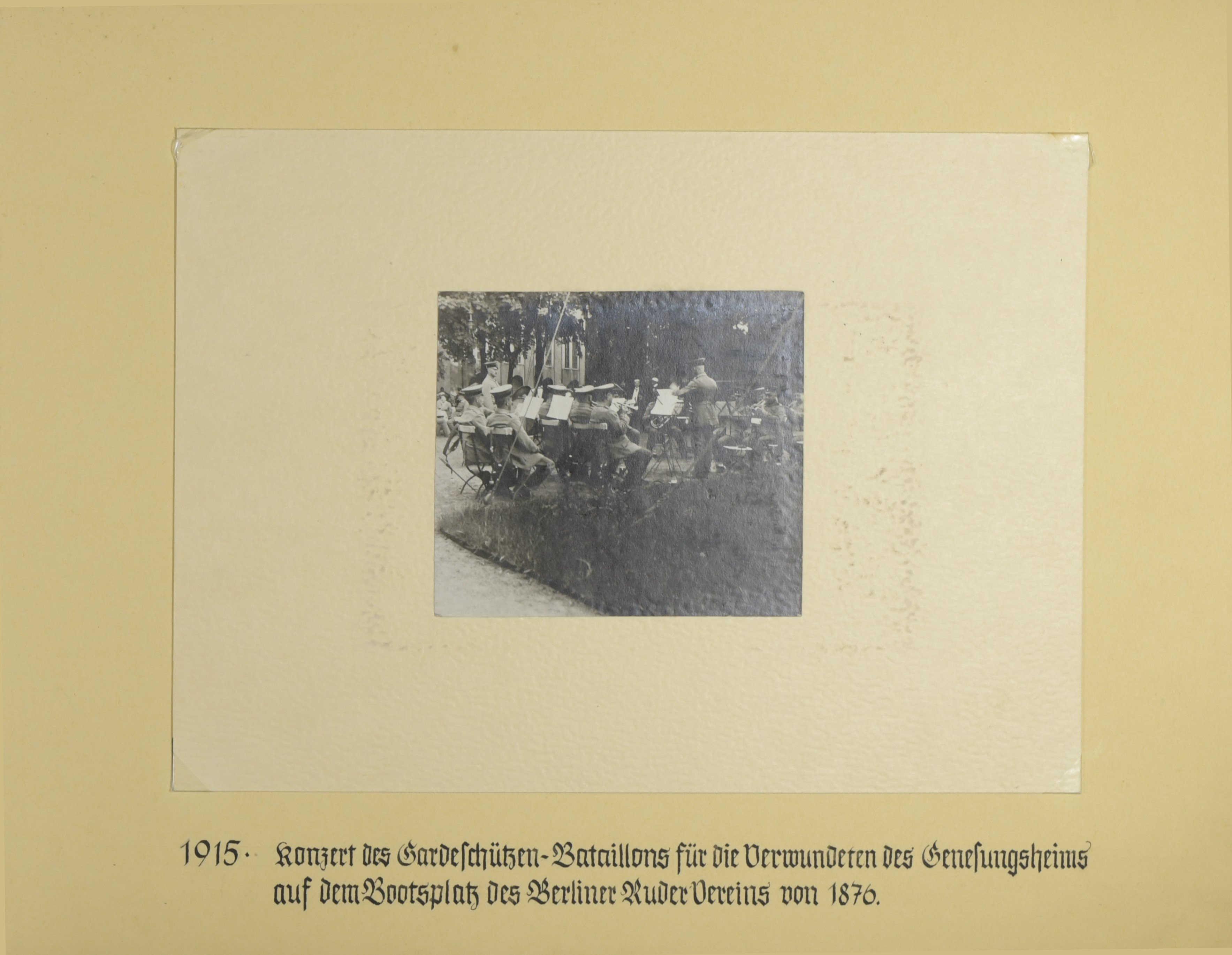 Album des Berliner Ruder-Vereins von 1976 e.V.; Konzert für die Verwundeten des Genesungsheims (Sportmuseum Berlin CC0)