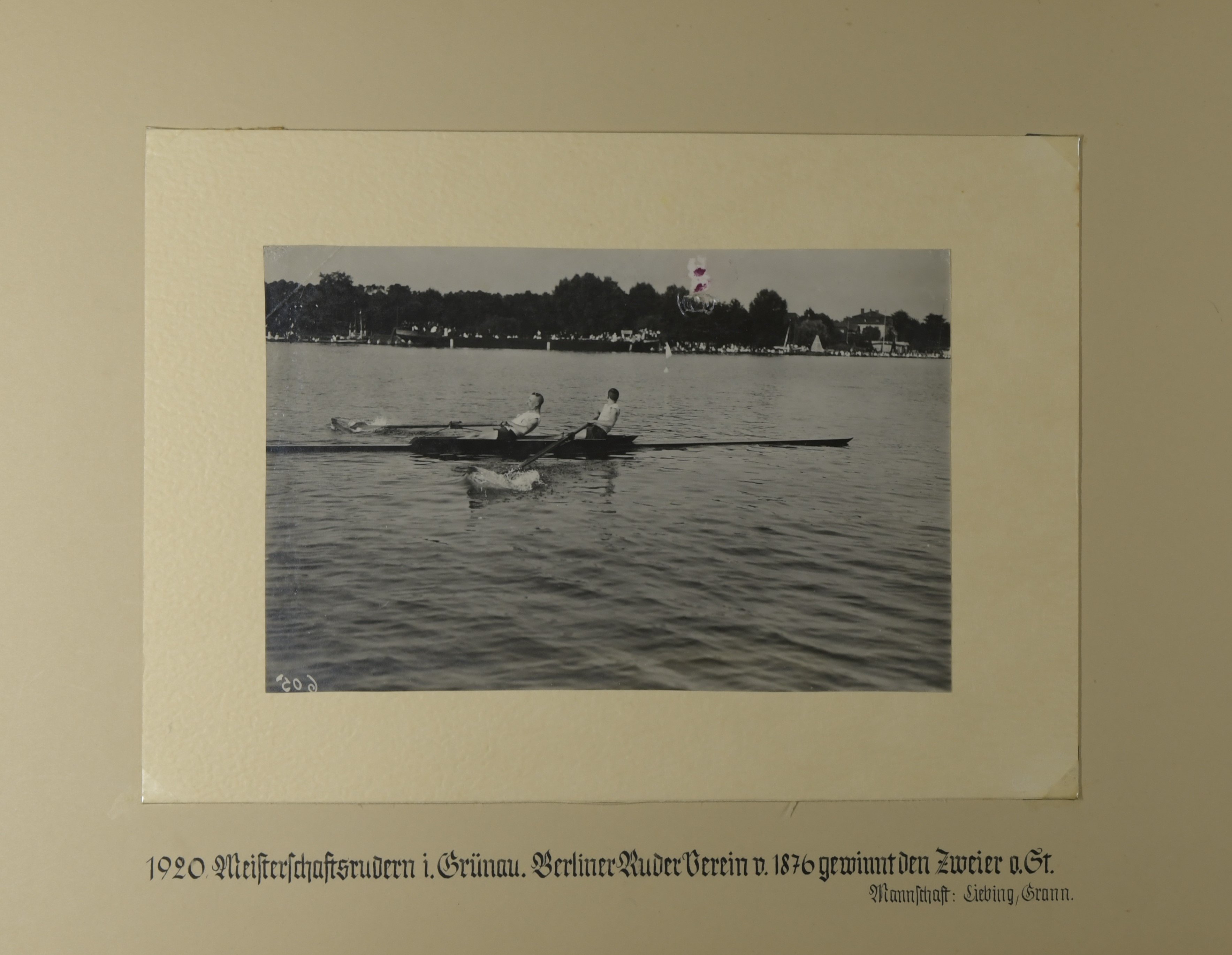 Album des Berliner Ruder-Vereins von 1976 e.V.; Meisterschaftsrudern in Grünau 1920 (Sportmuseum Berlin CC0)