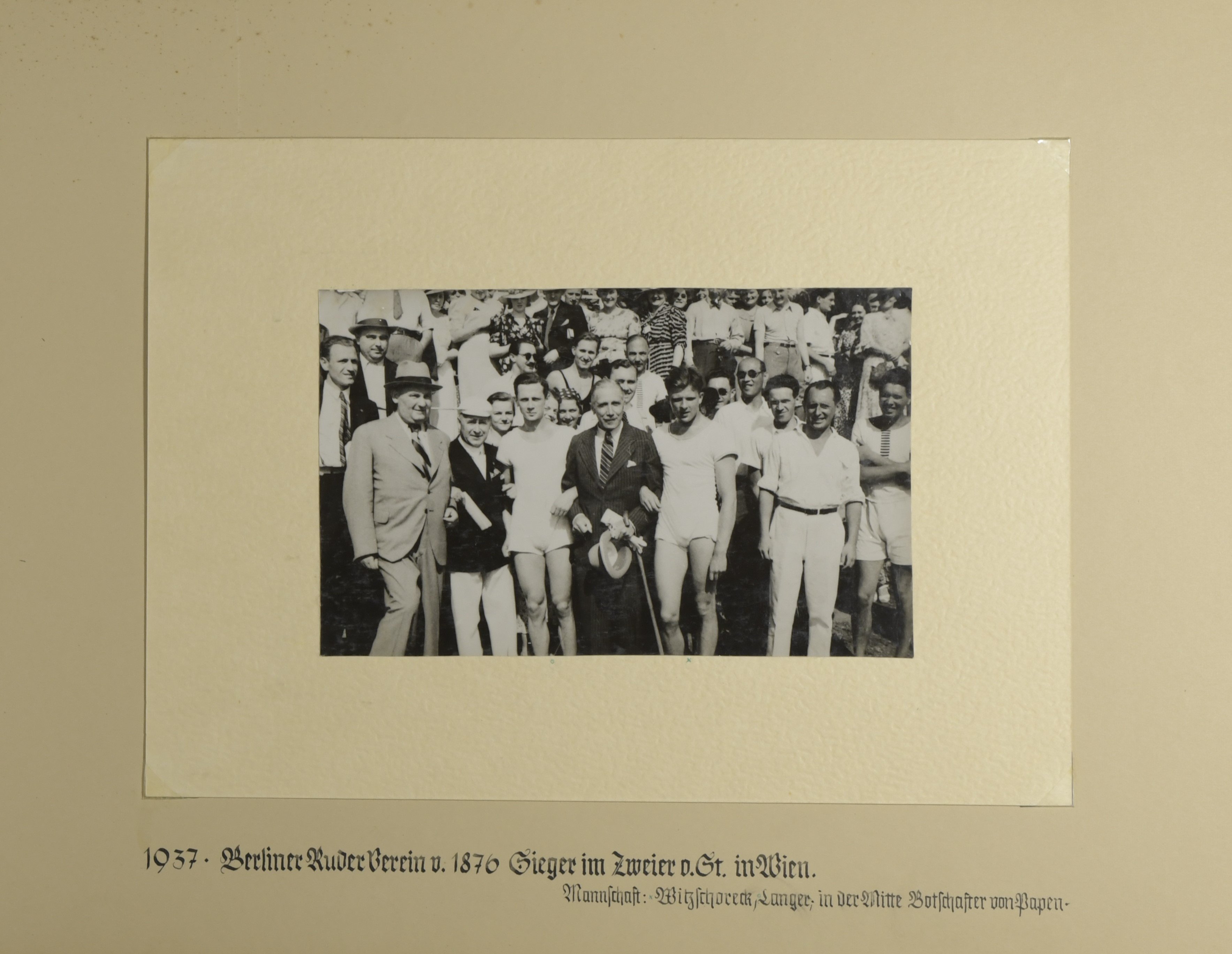 Album des Berliner Ruder-Vereins von 1976 e.V.; Sieg im Zweier in Wien 1937 (Sportmuseum Berlin CC0)