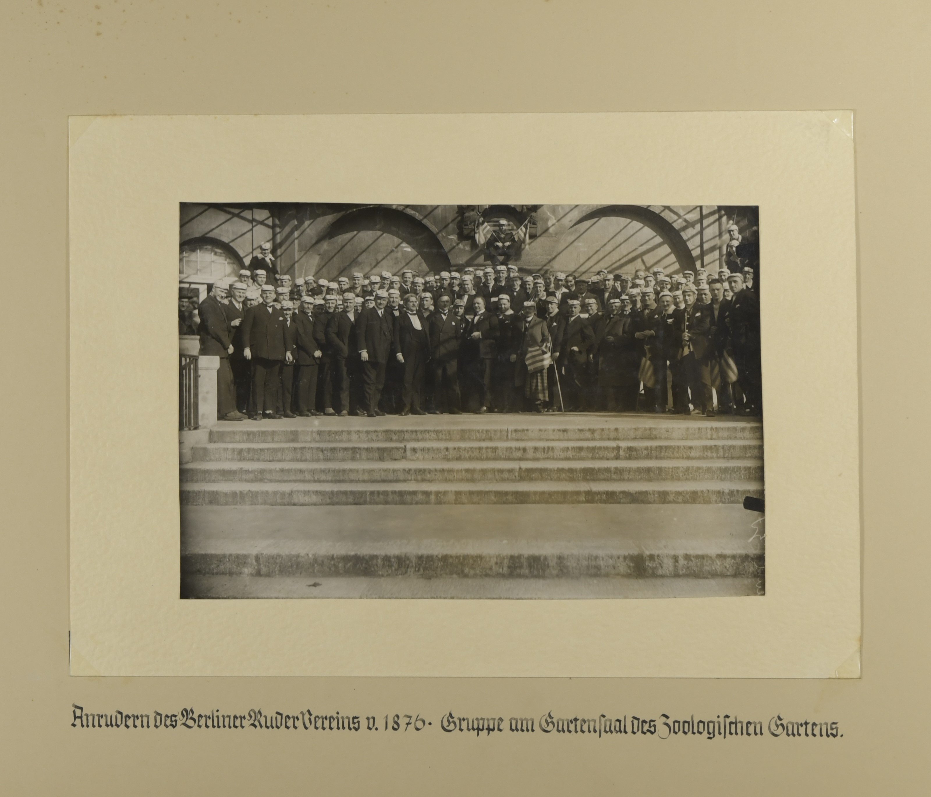 Album des Berliner Ruder-Vereins von 1976 e.V.; Anrudern im Zoologischen Garten (Sportmuseum Berlin CC0)