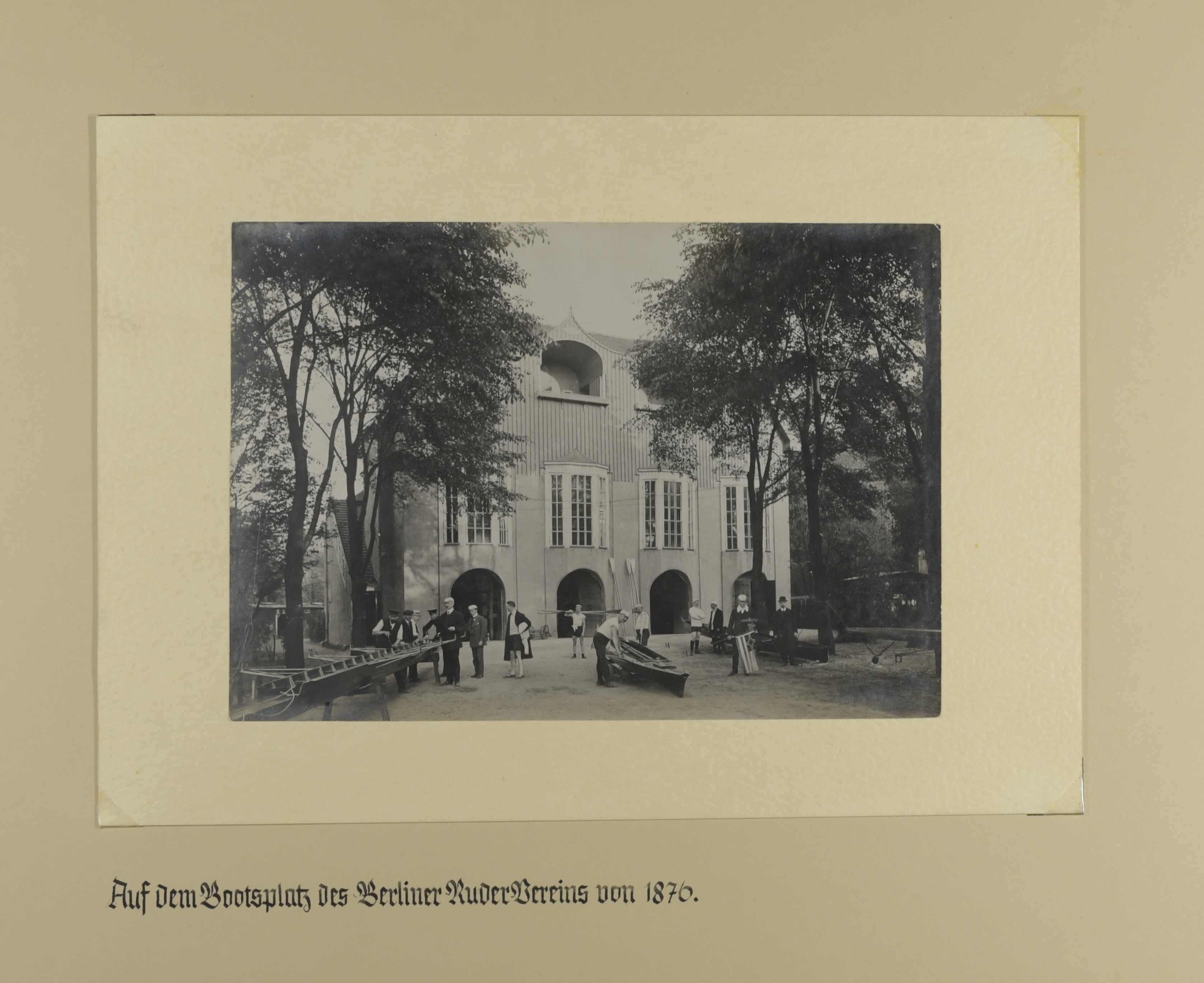 Album des Berliner Ruder-Vereins von 1876 e.V.; Bootsplatz (Sportmuseum Berlin CC0)
