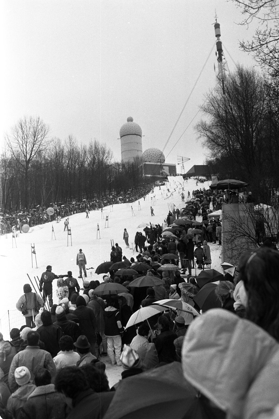 Ski-Weltcup im Parallel-Slalom am Teufelsberg 1986 (Sportmuseum Berlin CC0)