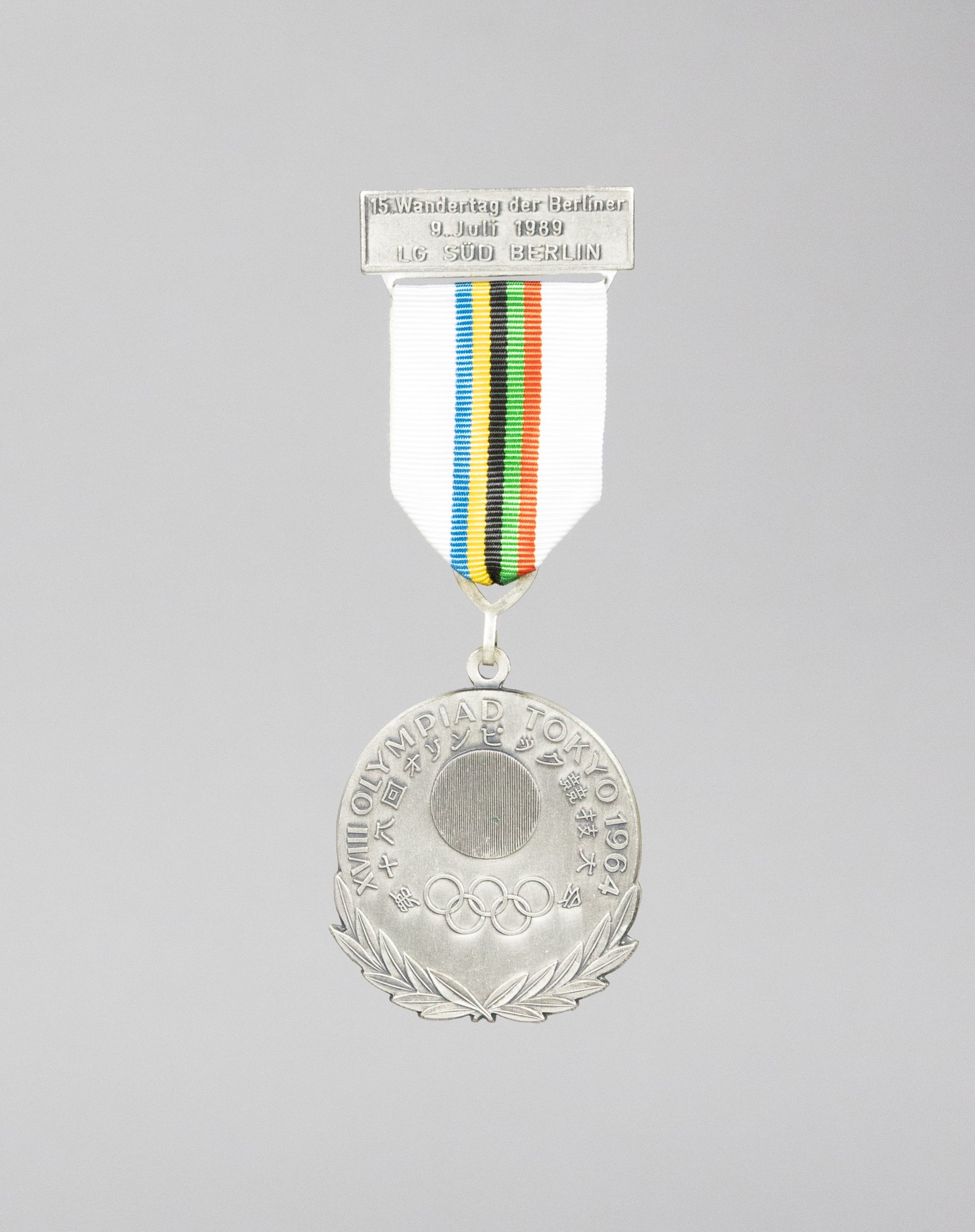 Silbermedaille Olympische Spiele 1964 (Sportmuseum Berlin CC0)
